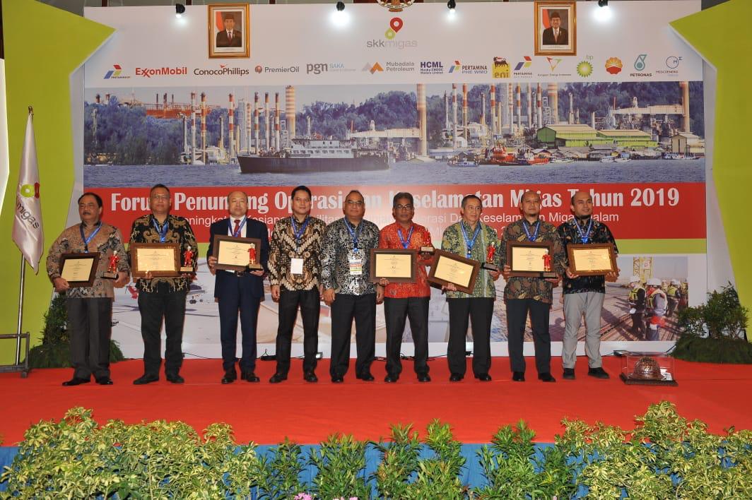 Para penerima HSE Award di Forum Divisi Penunjang Operasi dan Keselamatan Minyak dan Gas Bumi Tahun 2019 di Surabaya, Rabu (26/6).