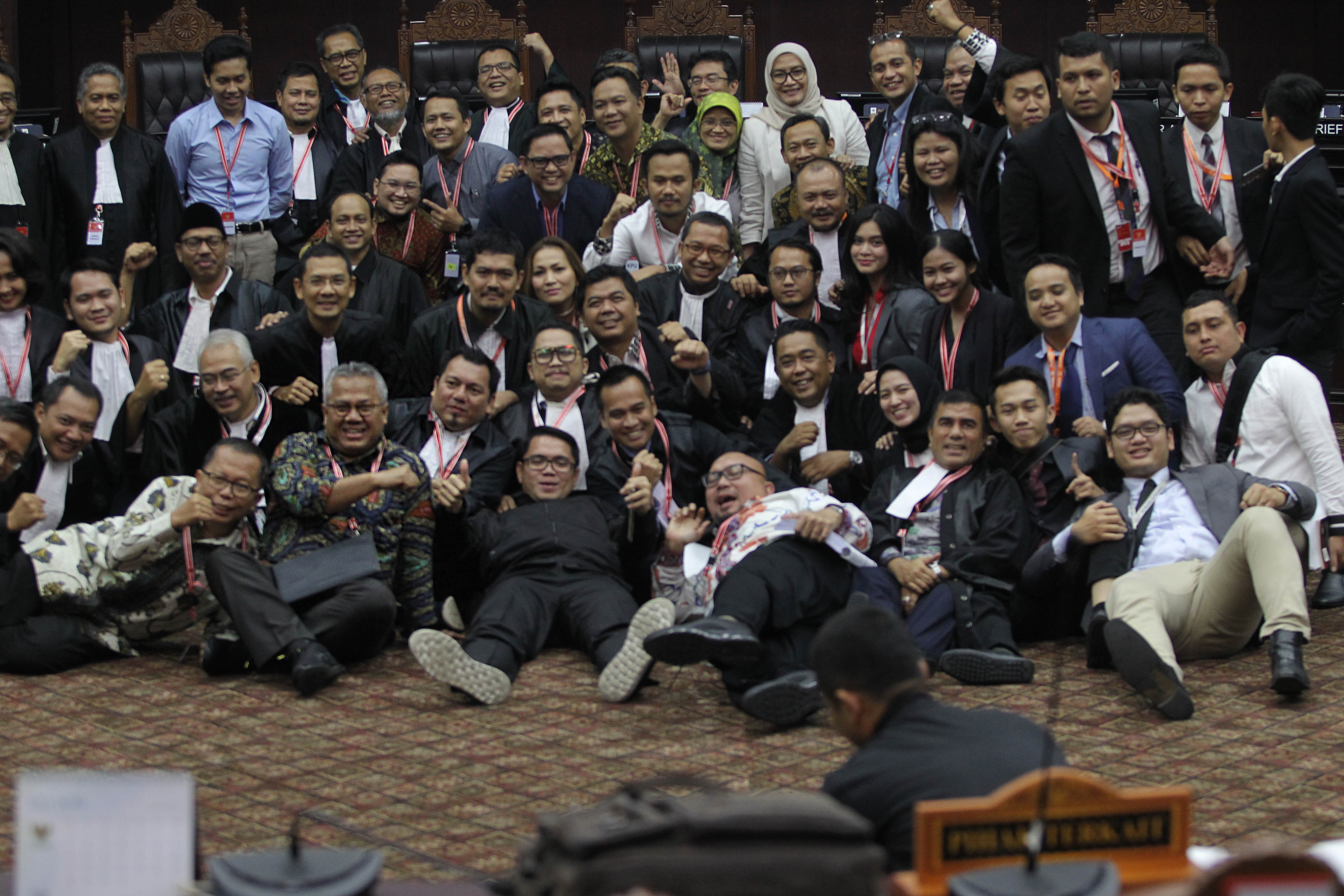 Para peserta sidang MK berfoto bersama usai persidangan pada Jumat (21/6).