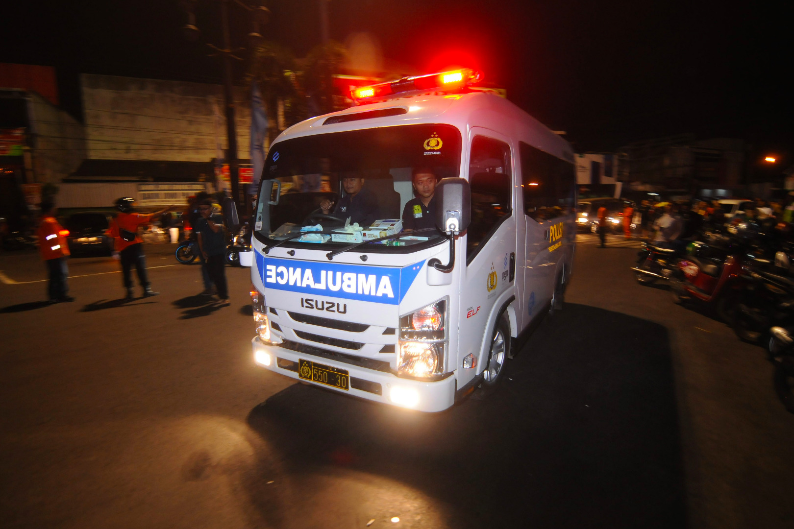 Mobil ambulan milik kepolisian tiba di lokasi kejadian ledakan di Pospam Kartasura, Sukoharjo, Jawa Tengah.