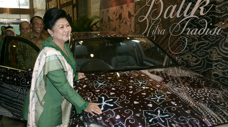 Ibu Ani melihat mobil motif batik di Adiwastra Nusantara 2010.
