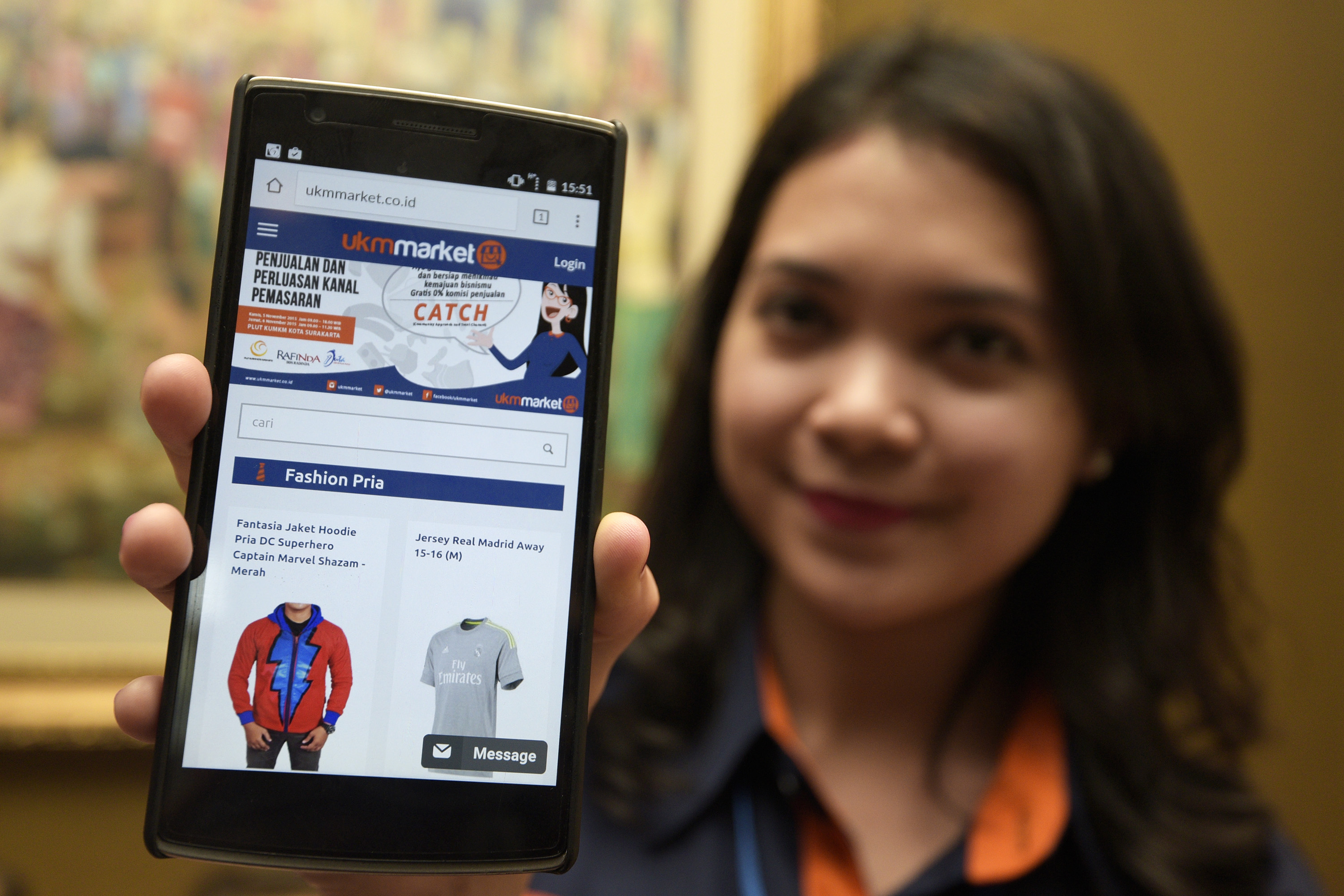 Seorang karyawan memperlihatkan situs jual beli layanan perdagangan berbasis elektronik (e-commerce) yang bersegmentasi pada produk UKM 