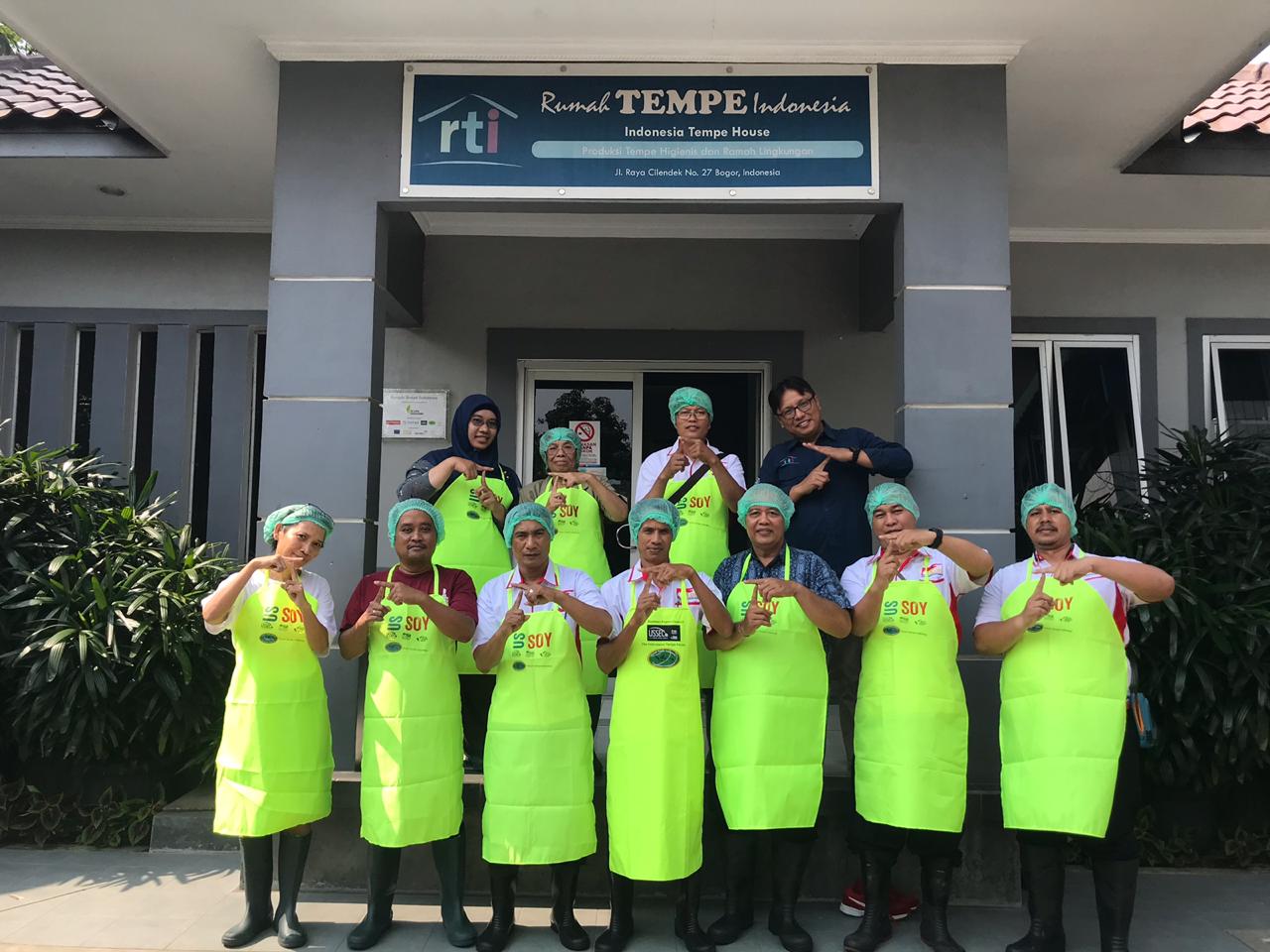 Para anggota  Forum Komunikasi Doa Bangsa belajar membuat tempe, untuk diroduksi secara nasional. 