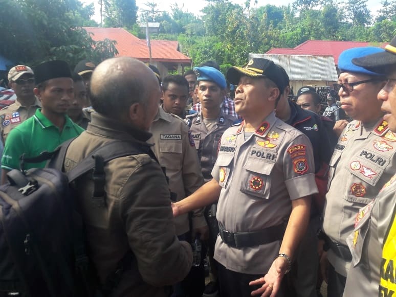  Kapolda Sultra, Brigjen Pol Irianto (tengah) bertemu beberapa warga yang menjadi korban pembakaran rumah di Desa Gunung Jaya, Buton, Sultra