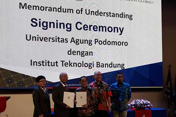 Rektor Institut Teknologi Bandung, Prof Dr Kadarsyah Suryadi, pada penandatanganan kerja sama MoU dengan Rektor Podomoro University,Cosmas B