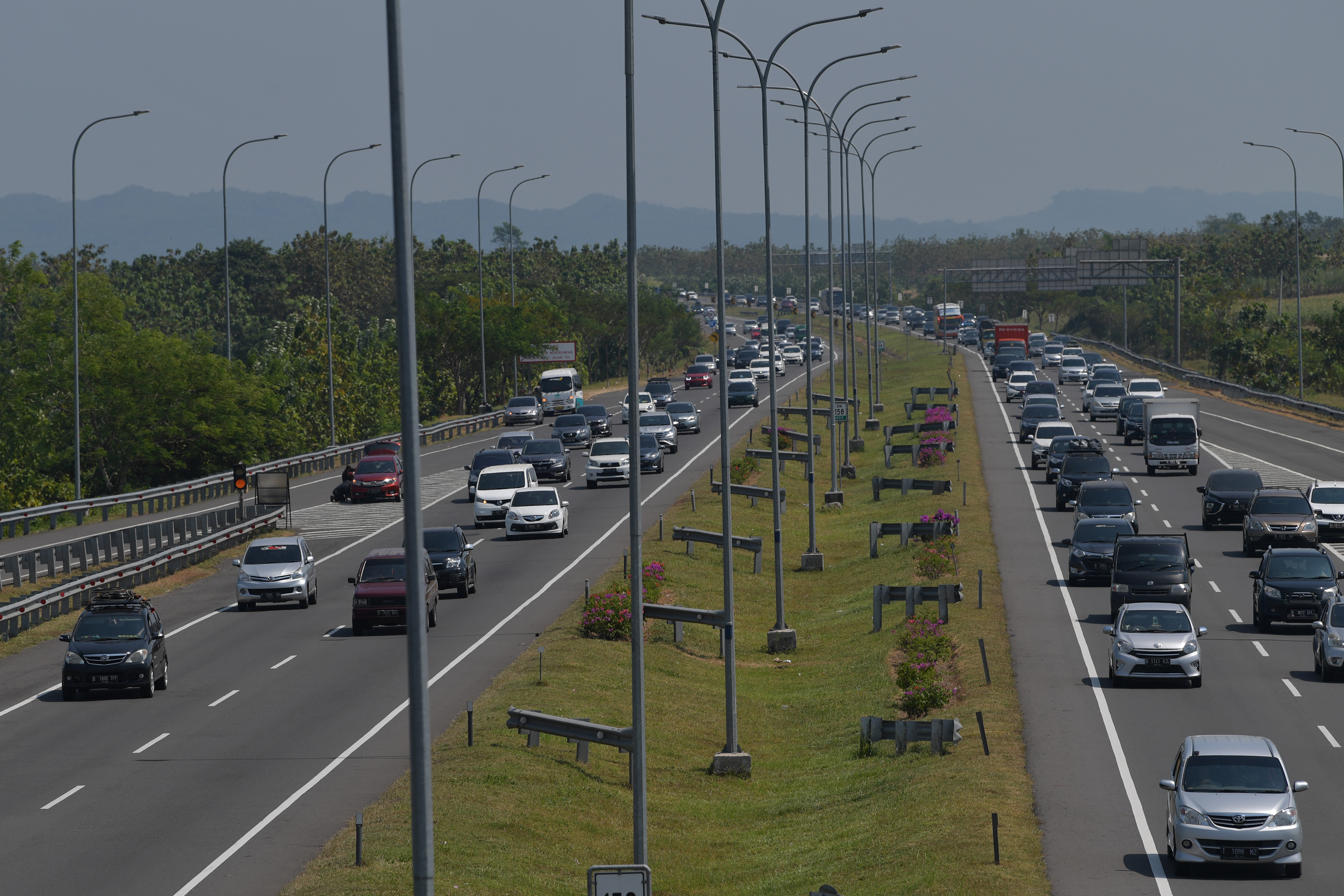 Kendaraan dari arah Jakarta melintas di Tol Cipali, Jawa Barat.