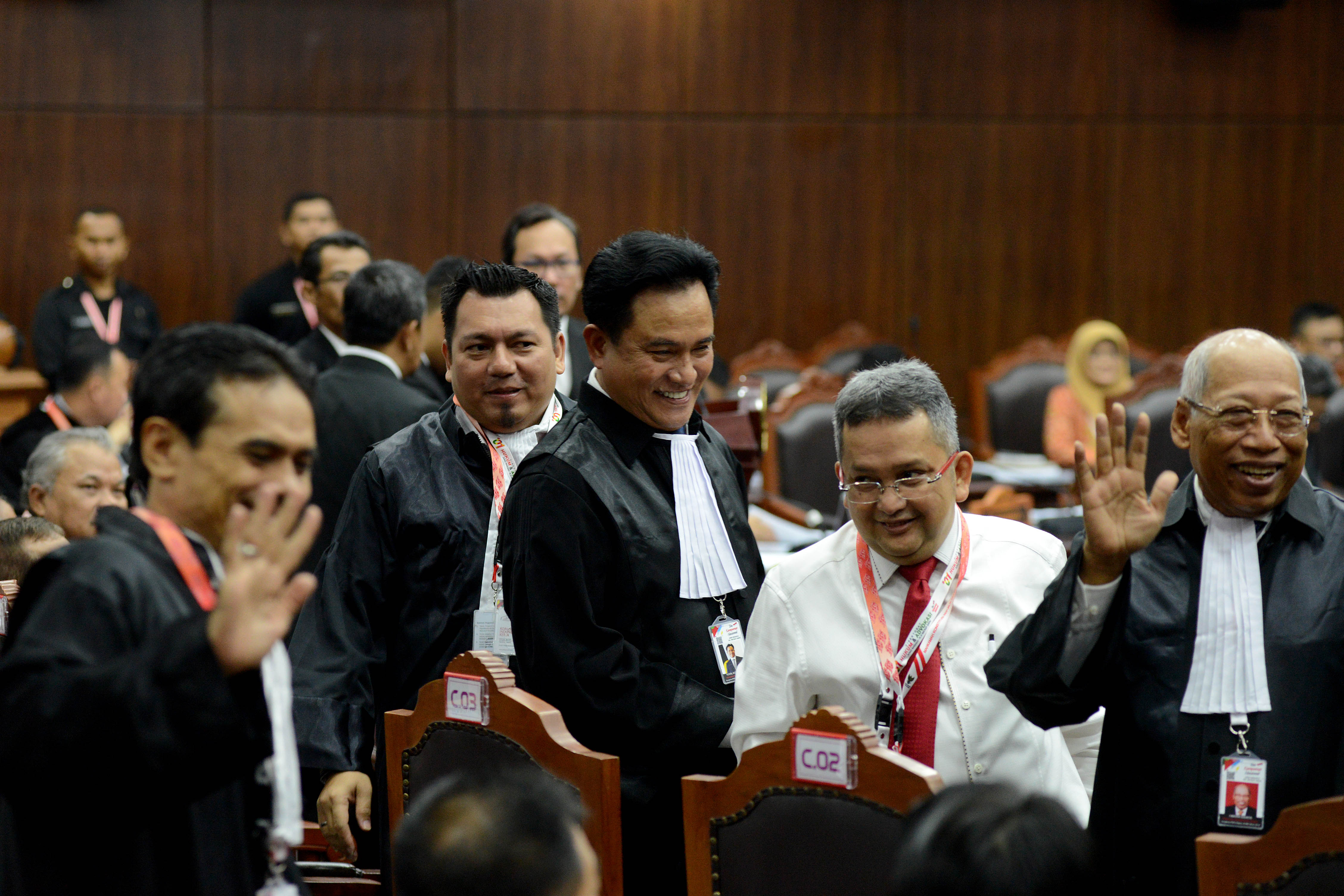 Tim Advokasi Tim Kampanye Nasional (TKN) Jokowi-Amin yang dipimpin Yusril Ihza Mahendra (tengah) tiba di gedung Mahkamah Konstitusi (MK)