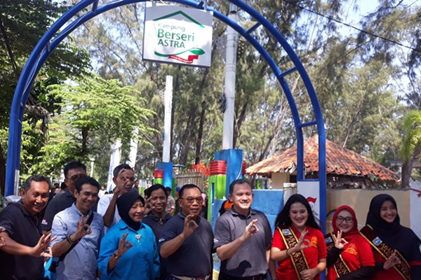 Deputy Chief of Corporate Affairs Astra, RizaDeliansyah, Bupati Kabupaten Kepulauan Seribu Husein Murad 