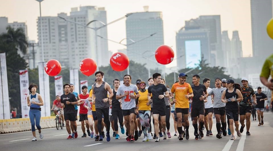Serunya kegiatan komunitas Running Club di Jalan Sudirman saat hari bebas kendaraan. 