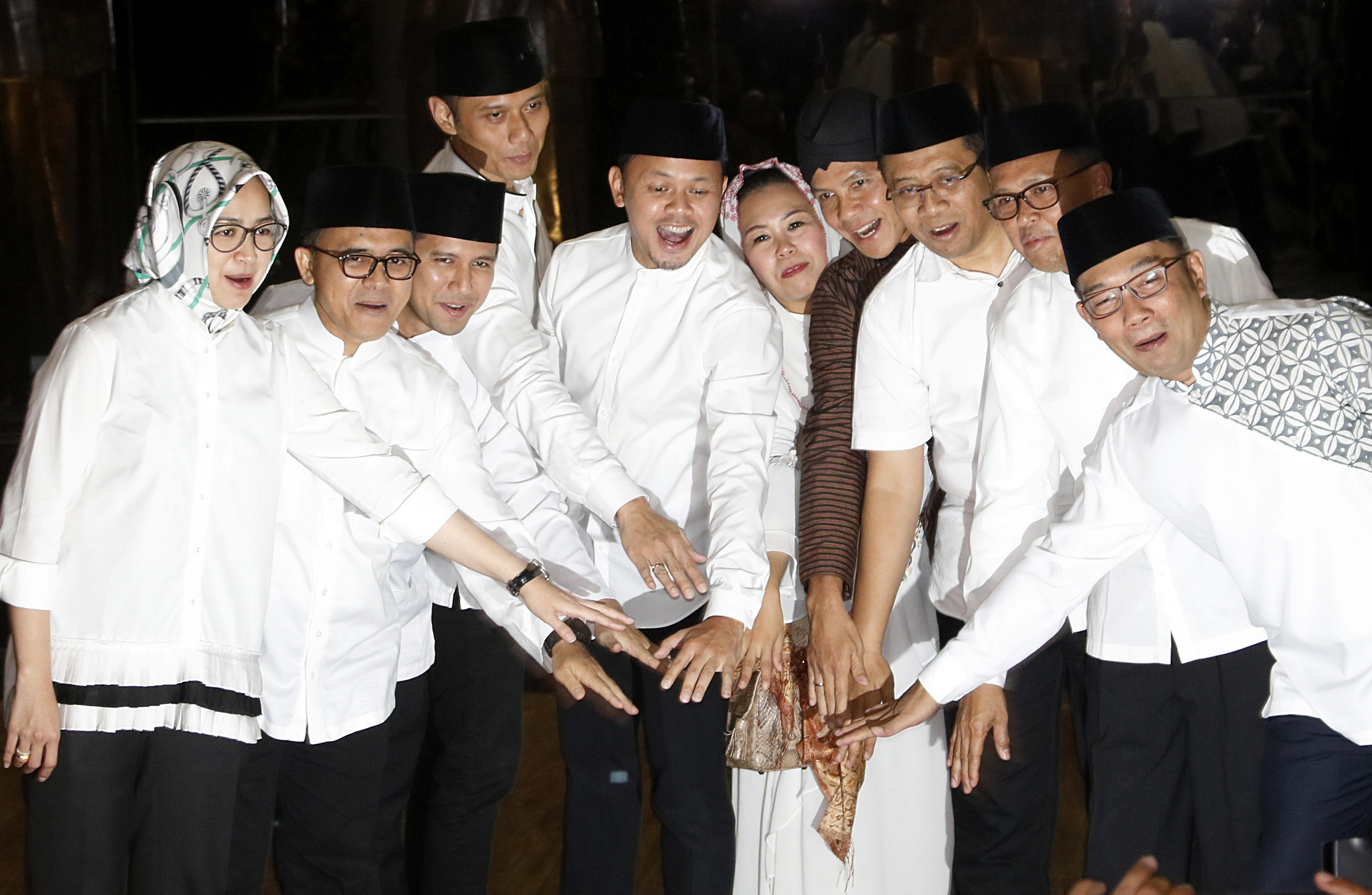 Delapan kepala daerah dan tokoh muda seusai Silaturahim Bogor untuk Indonesia di Museum Kepresidenan Balai Kirti, Bogor, Rabu (15/5). 