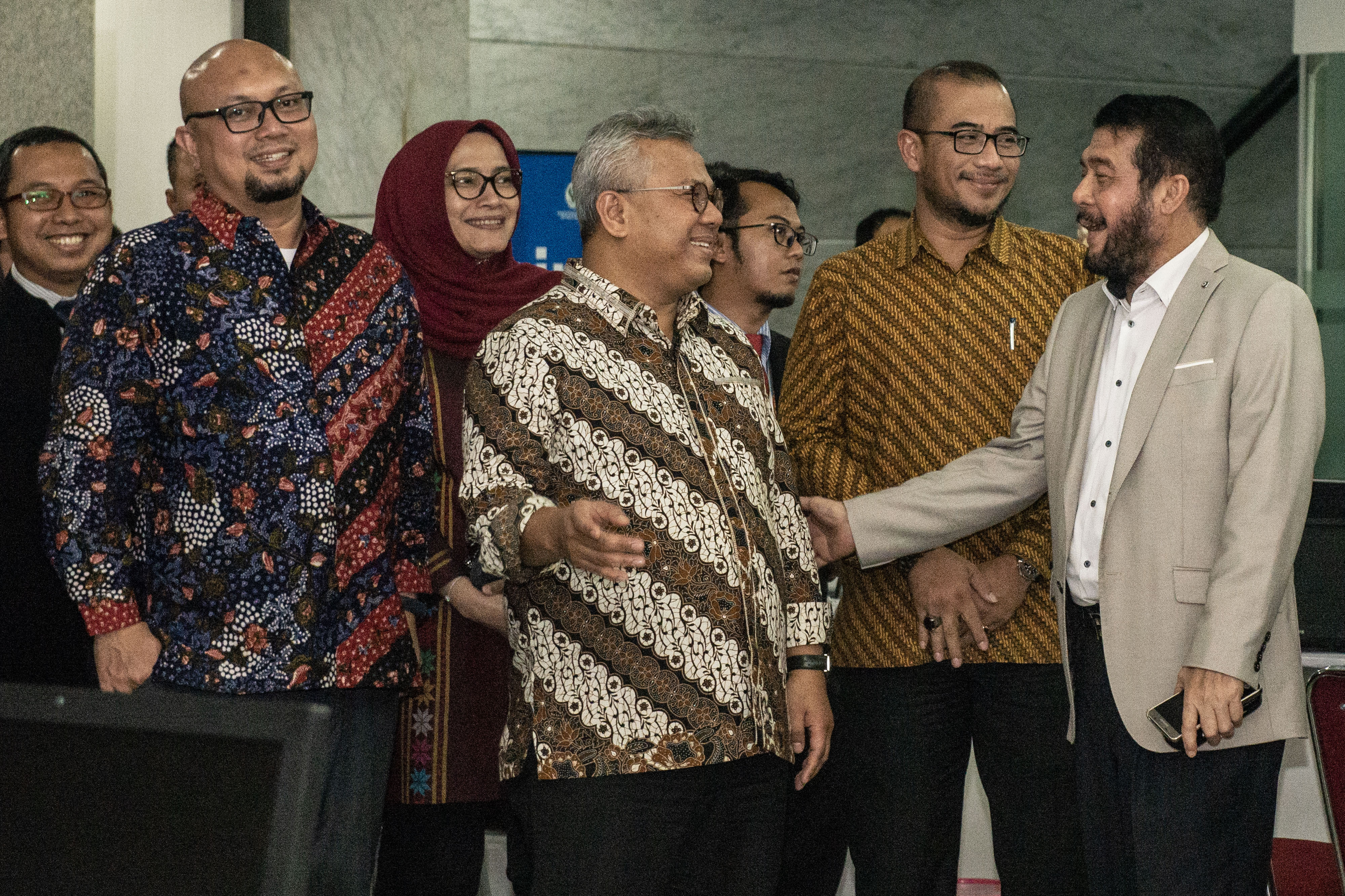  Ketua KPU Arief Budiman (keempat kiri) berbincang dengan Ketua Mahkamah Konstitusi (MK) Anwar Usman (kanan)