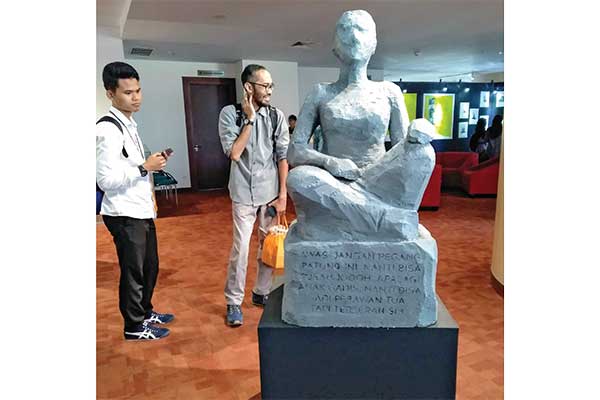 Lewat karya patungnya berjudul Touch Me If You Dare, Alfi ah ingin menawarkan solusi atas beberapa permasalahan yang dirasakan masyarakat, t