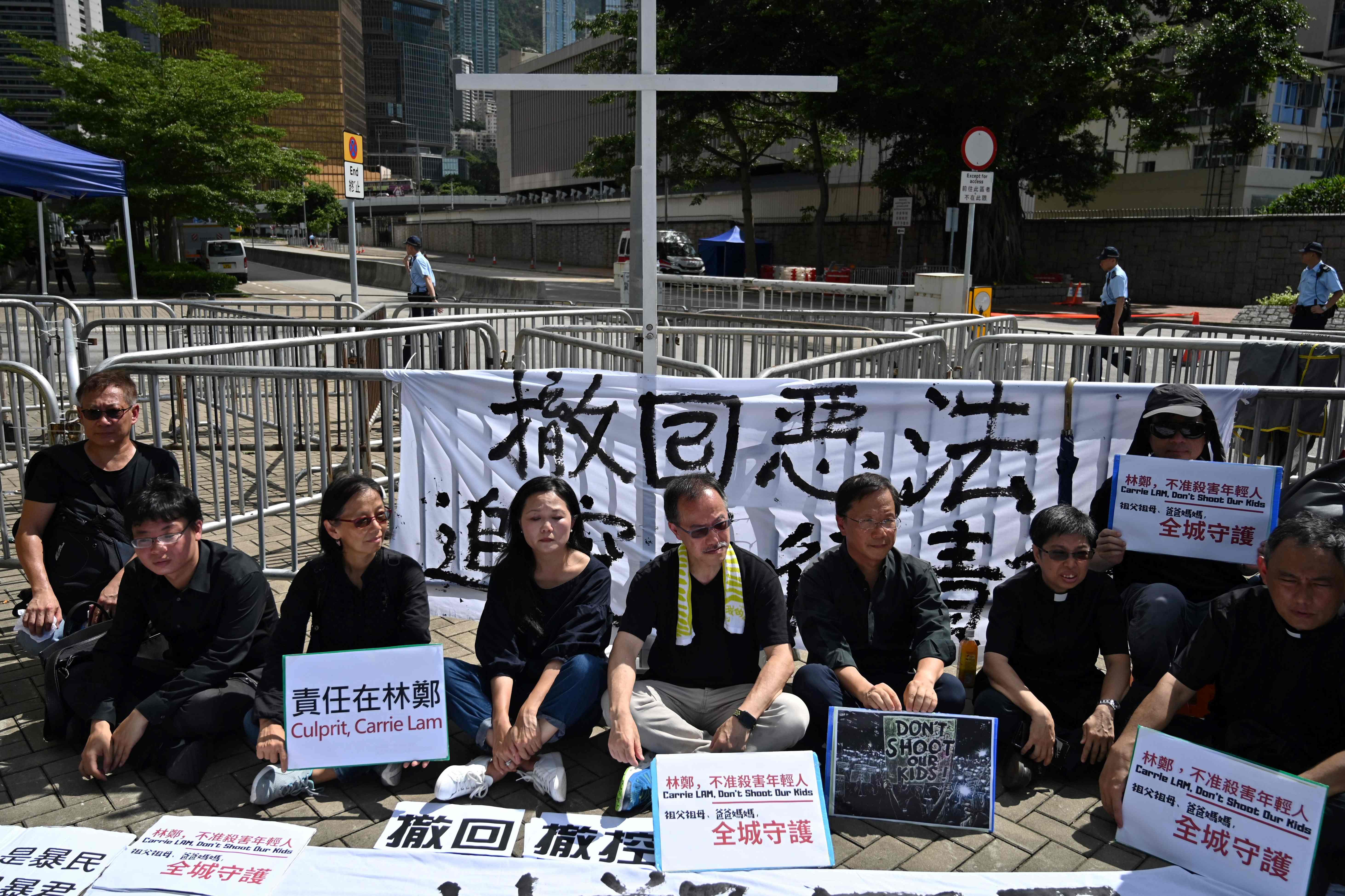 Aktivis yang mewakili demonstran muda memegang plakat, yang bertuliskan 