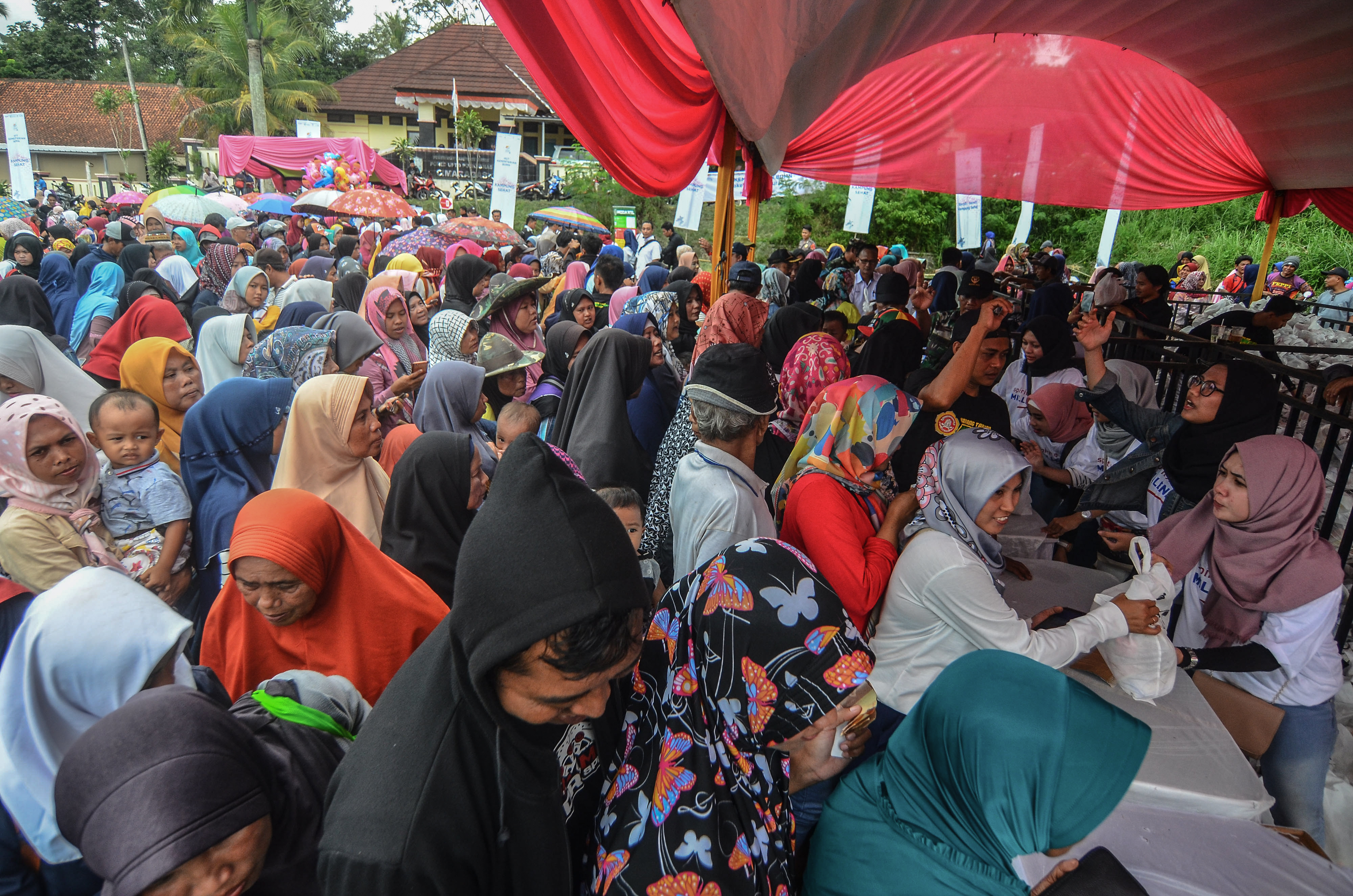 PT Bank Syariah Mandiri (Mandiri Syariah) berpartisipasi dalam pendistribusian paket pangan murah yang digagas Kementerian BUMN.