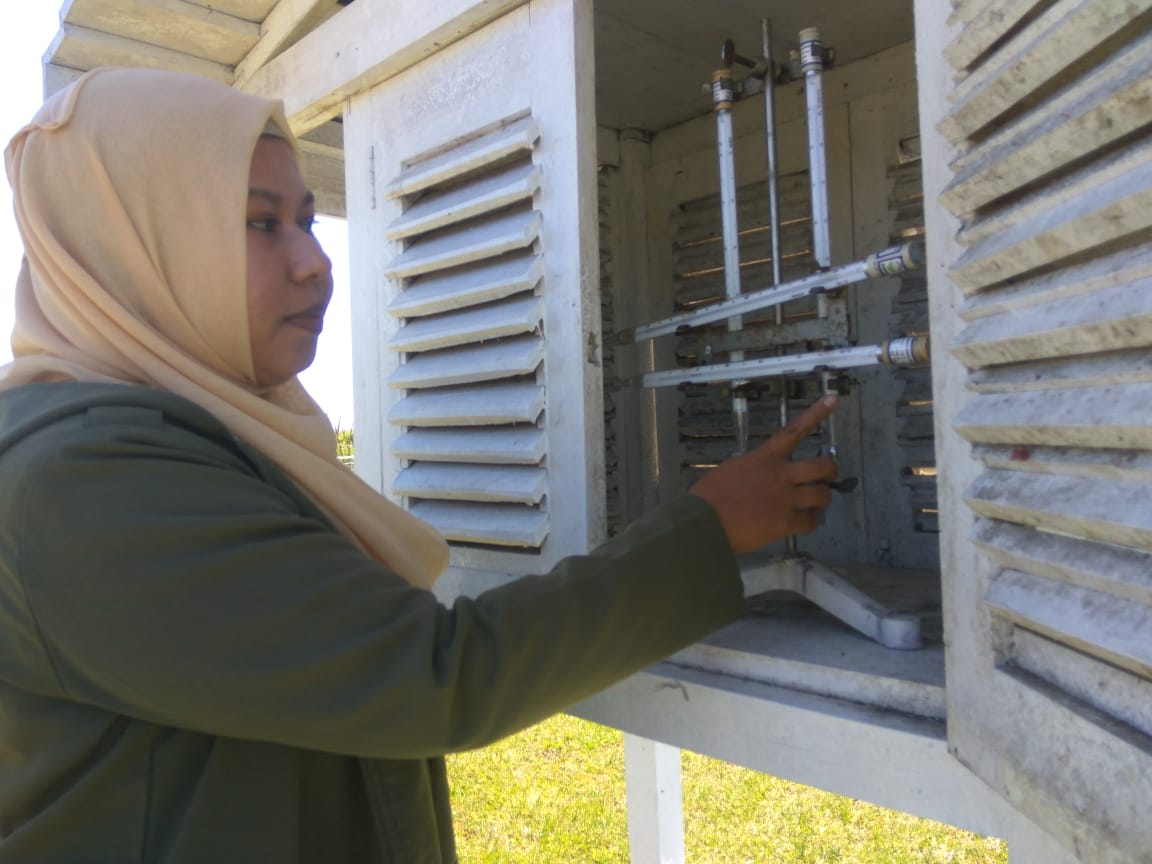 Forecaster Stasiun Meteorologi Frans Sales Lega Manggarai, Dyah Safitri Maharani, menunjukkan alat pengukur suhu.
