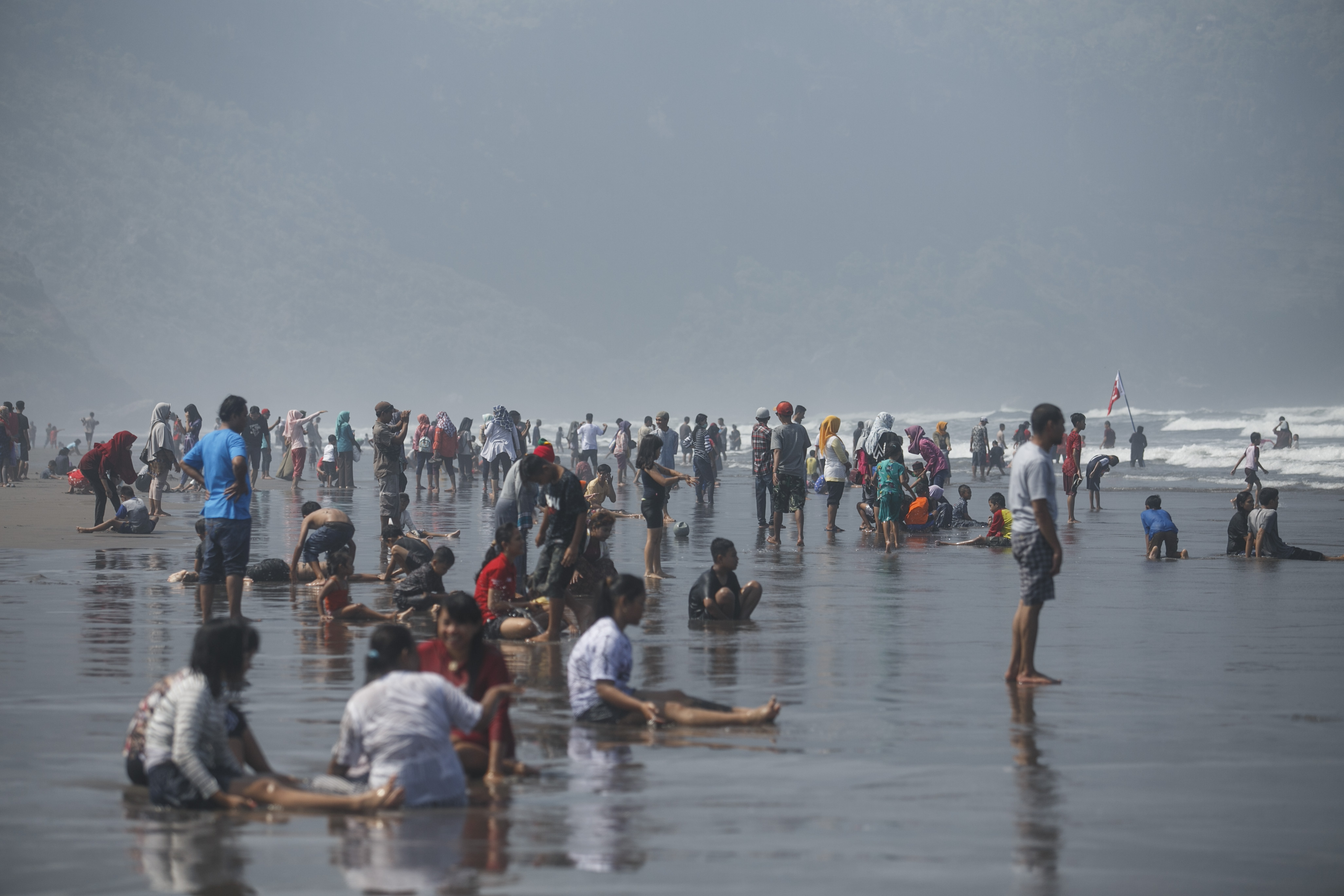 Wisatawan berkunjung ke kawasan Pantai Parangtritis di Bantul, DI Yogyakarta, Kamis (6/6).