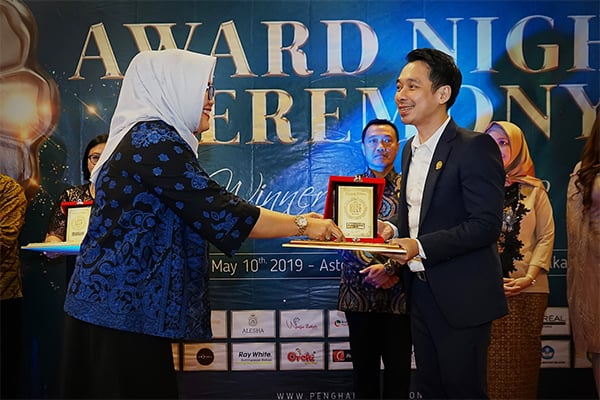 Pemberian penghargaan best of the best dalam kategori 'Indonesia Professional Awards 2019'