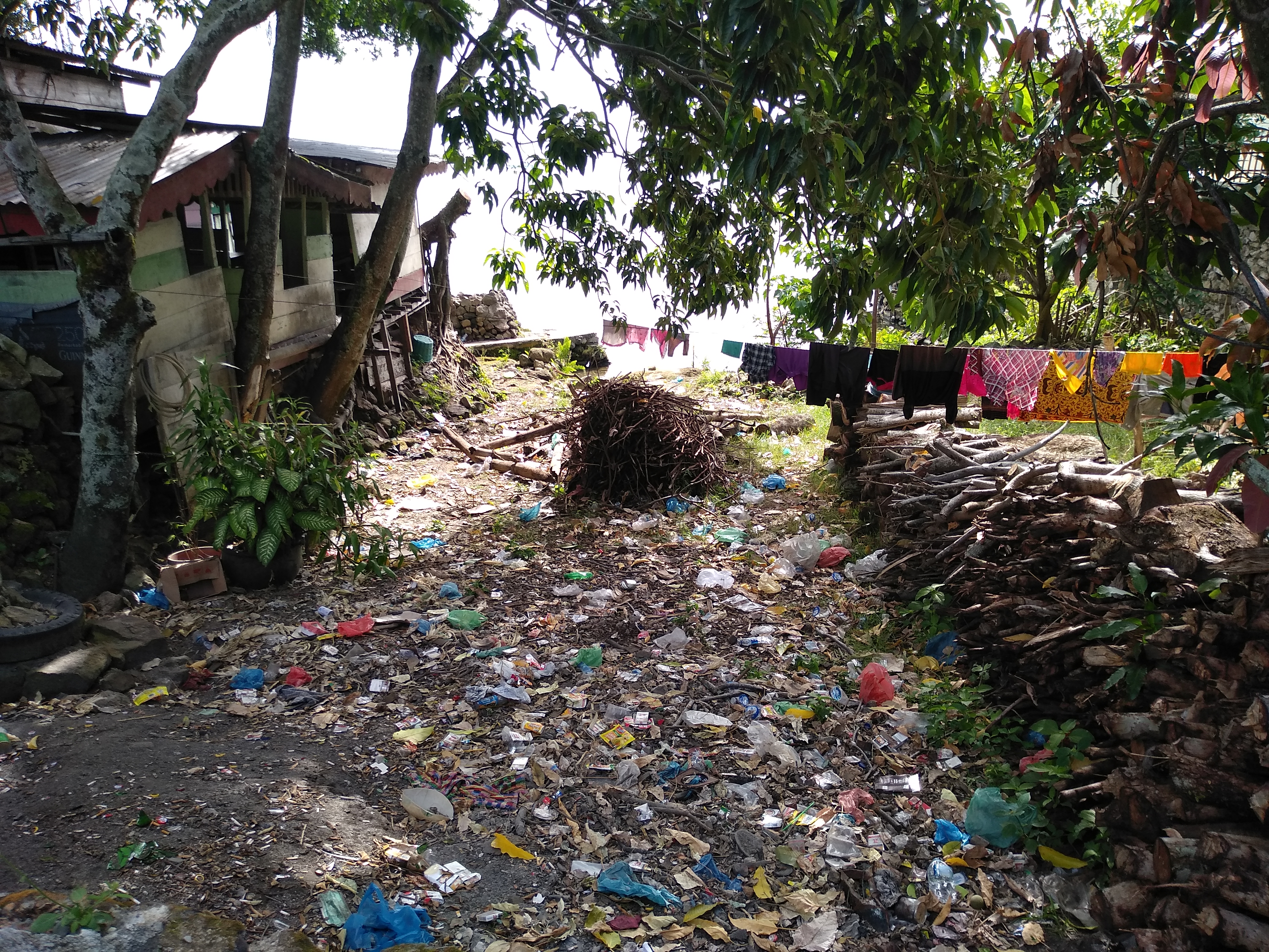 Sampah di sekitar wisata danau toba