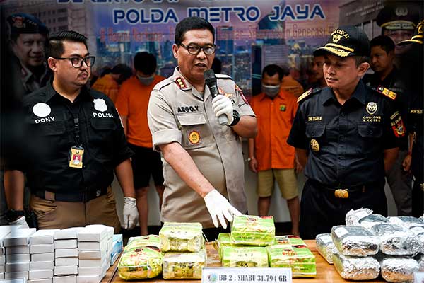 Kabid Humas Polda Metro Jaya Kombes Argo Yuwono (tengah)