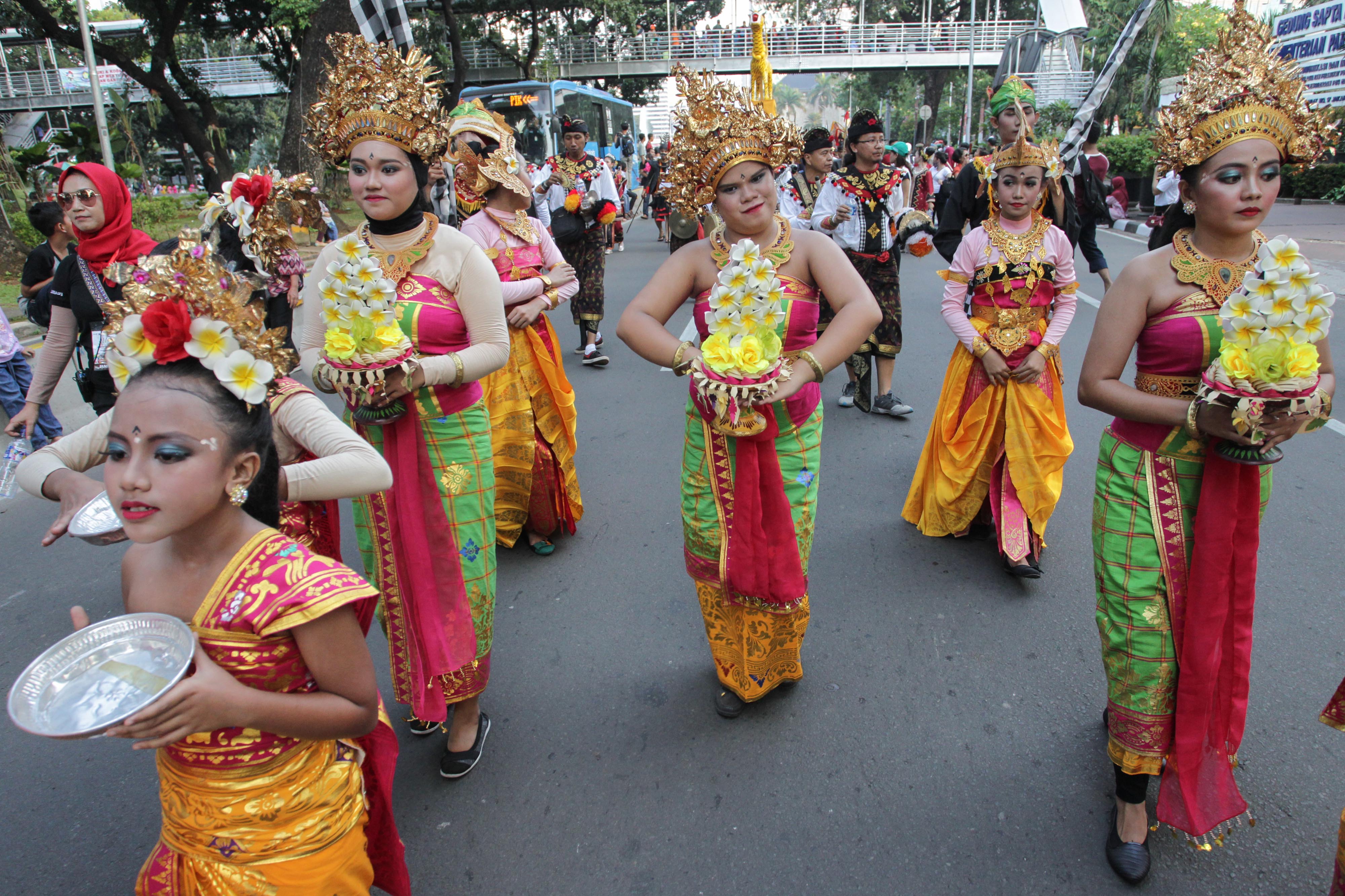 Ribuan masyarakat menonton pawai bertajuk jakarnaval