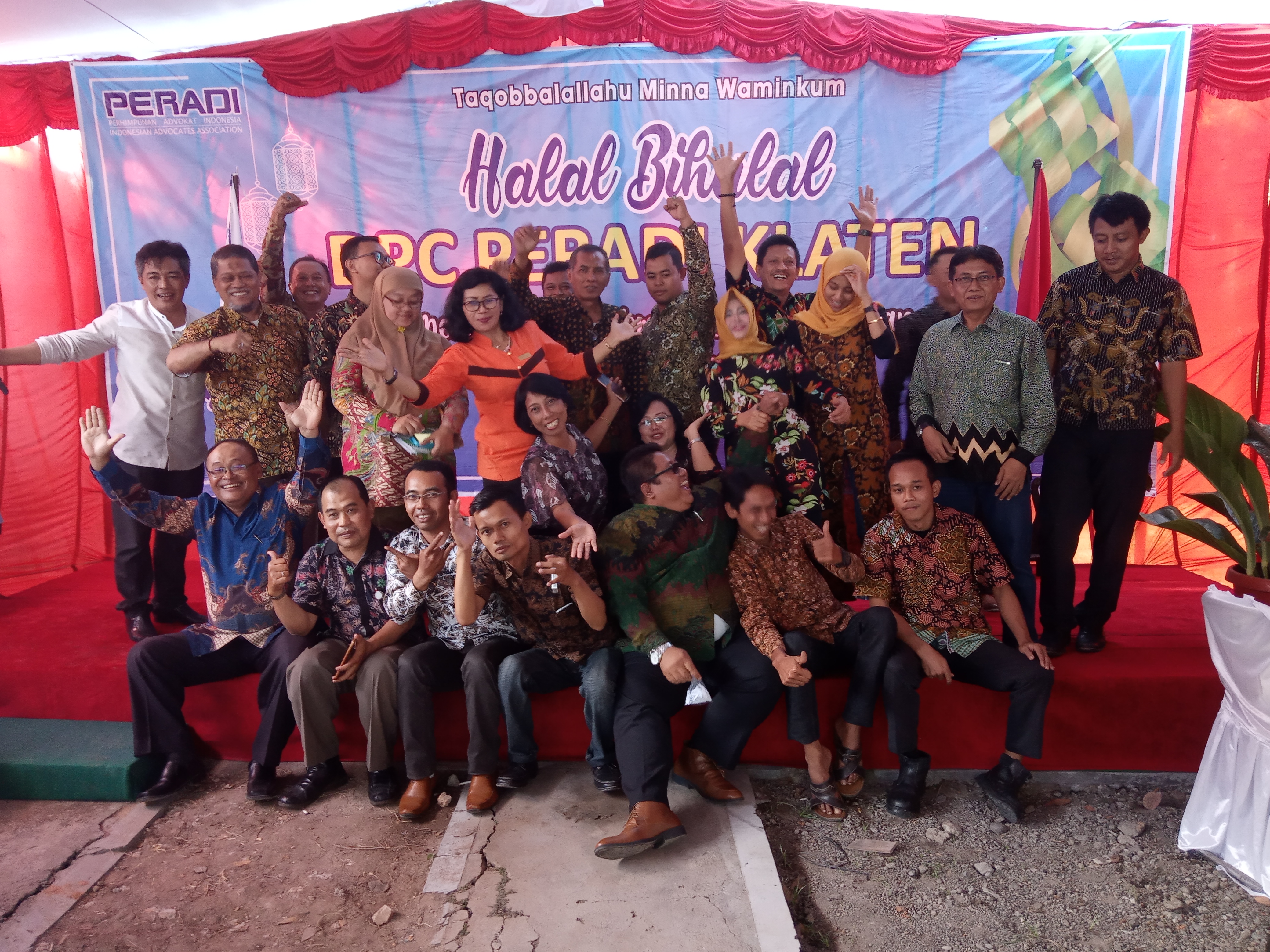 Anggota DPC Peradi Klaten berfoto bersama di acara halalbihalal Idul Fitri 1440 H.