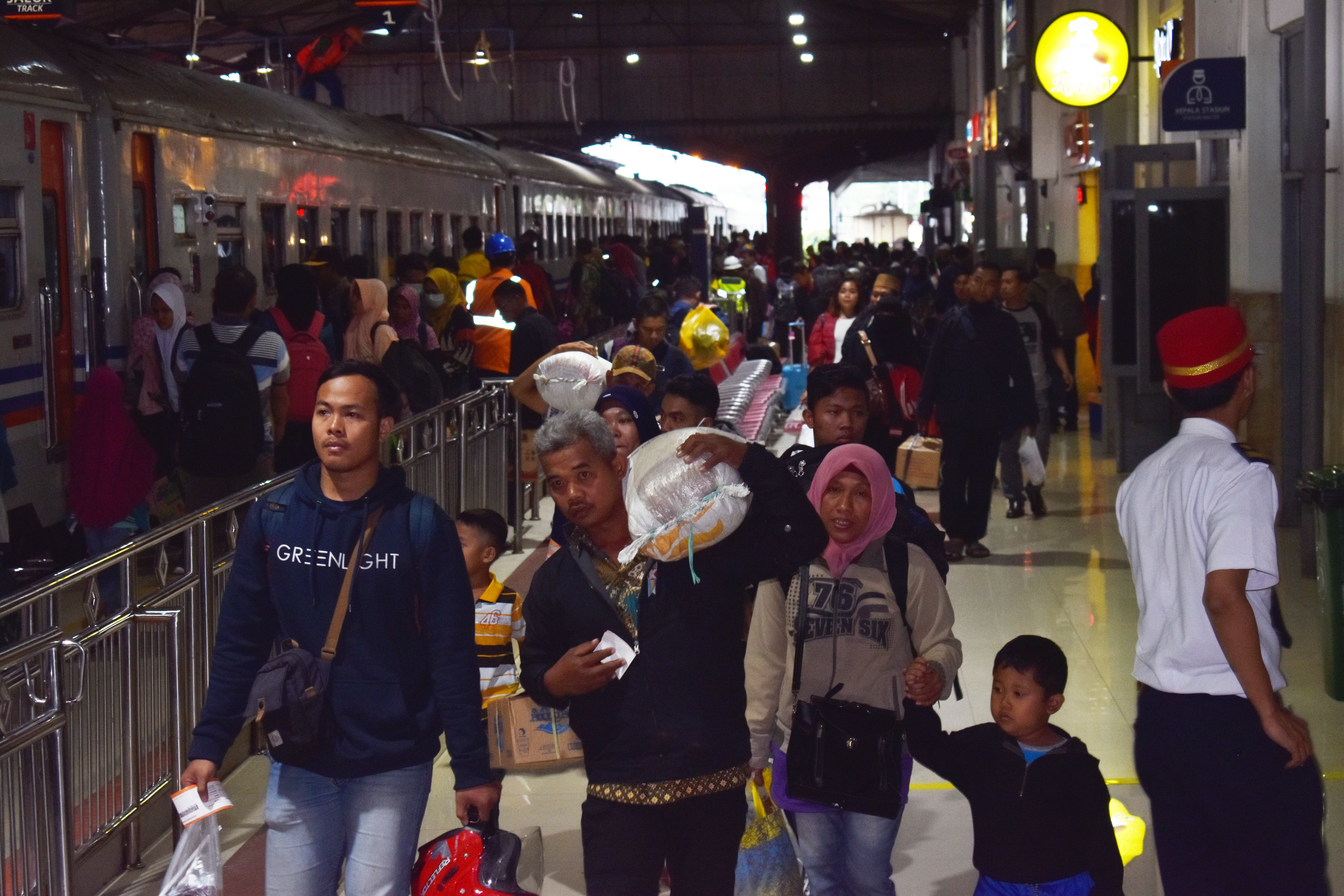 Suasana mudik di stasiun KA MAdiun