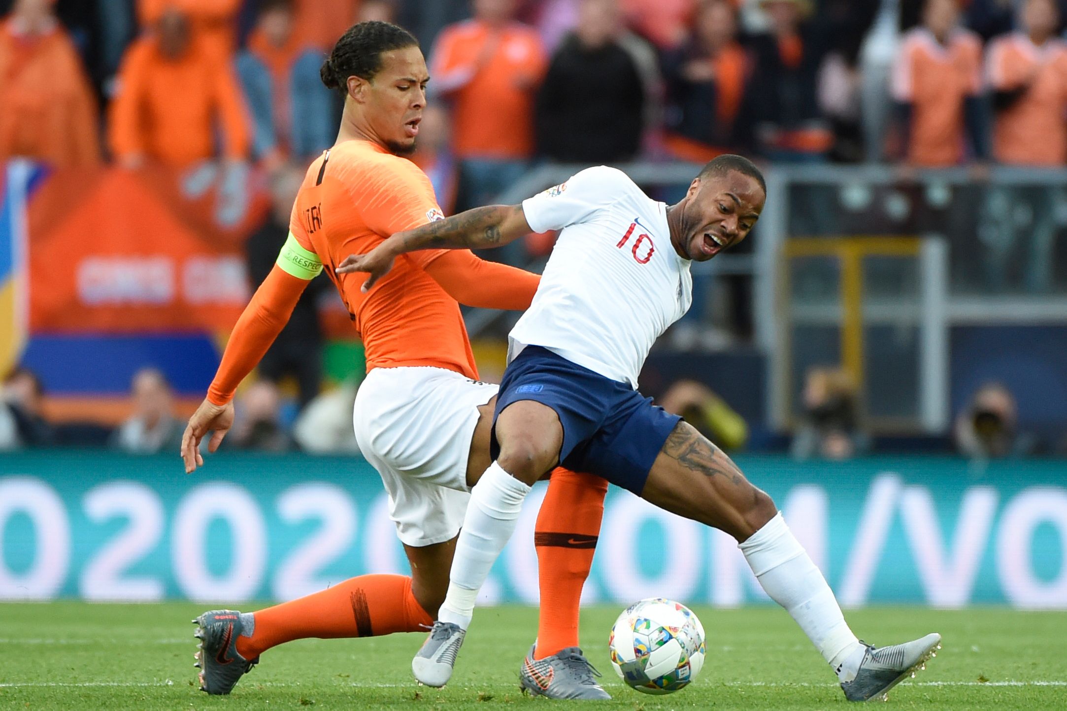 Bek Timnas Belanda Virgil van Dijk (kiri)