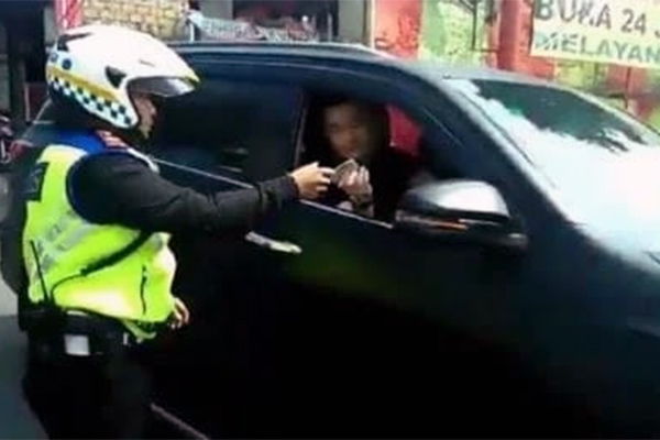 Petugas kepolisian sedang melakukan razia kendaraan 