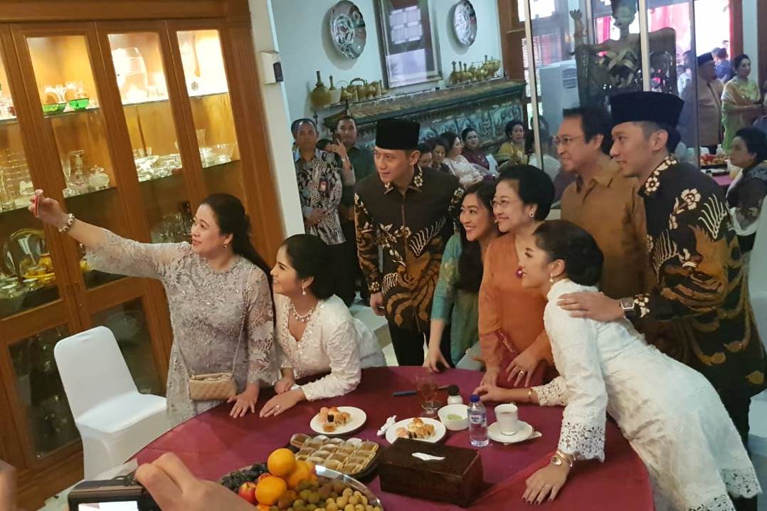 Putra SBY, Agus Harimurti Yudhoyono dan Edhie Baskoro Yudhoyono saat bersilaturahim di kediaman Ketua Umum PDIP Megawati Soekarnoputri. 