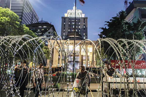 Personel Polri mempersiapkan tameng untuk mengantisipasi jika ada unjuk rasa saat sidang penyelesaian sengketa Pilpres 2019 di Gedung Mahkam