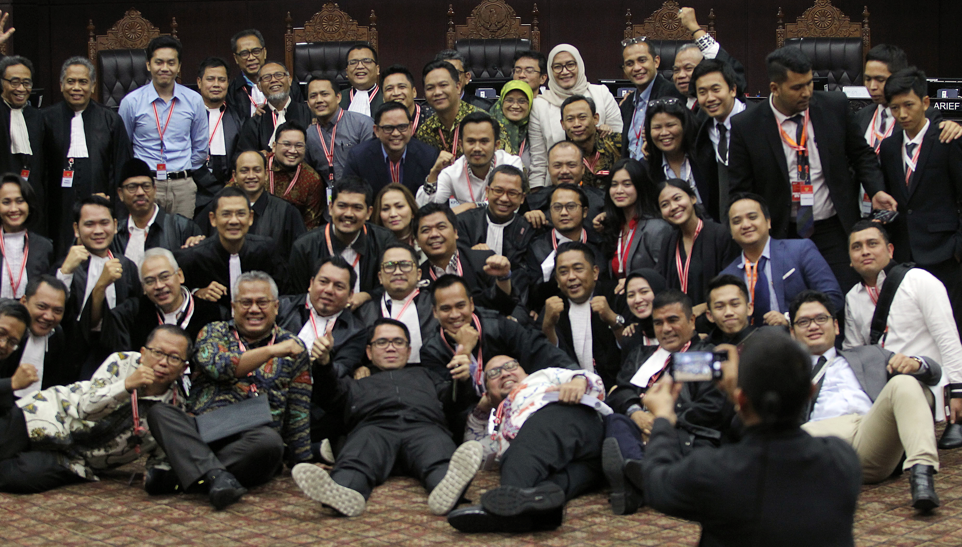 Peserta sidang berfoto bersama seusai mengikuti sidang PHPU presiden dan wakil presiden di Gedung MK, Jumat (21/6).