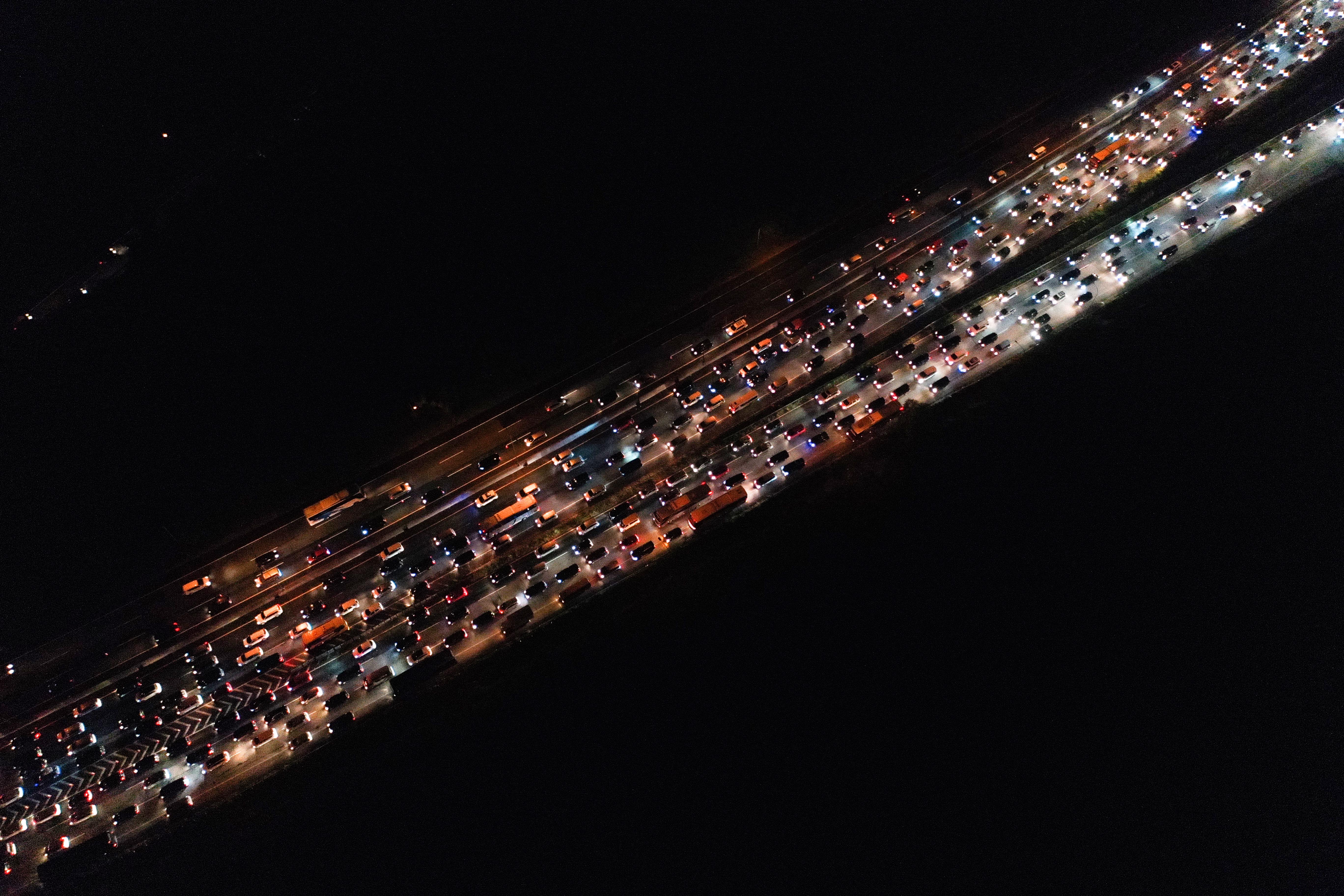 Kendaraan pemudik terjebak macet di simpang susun Cikampek, Jawa Barat, Sabtu (8/6).