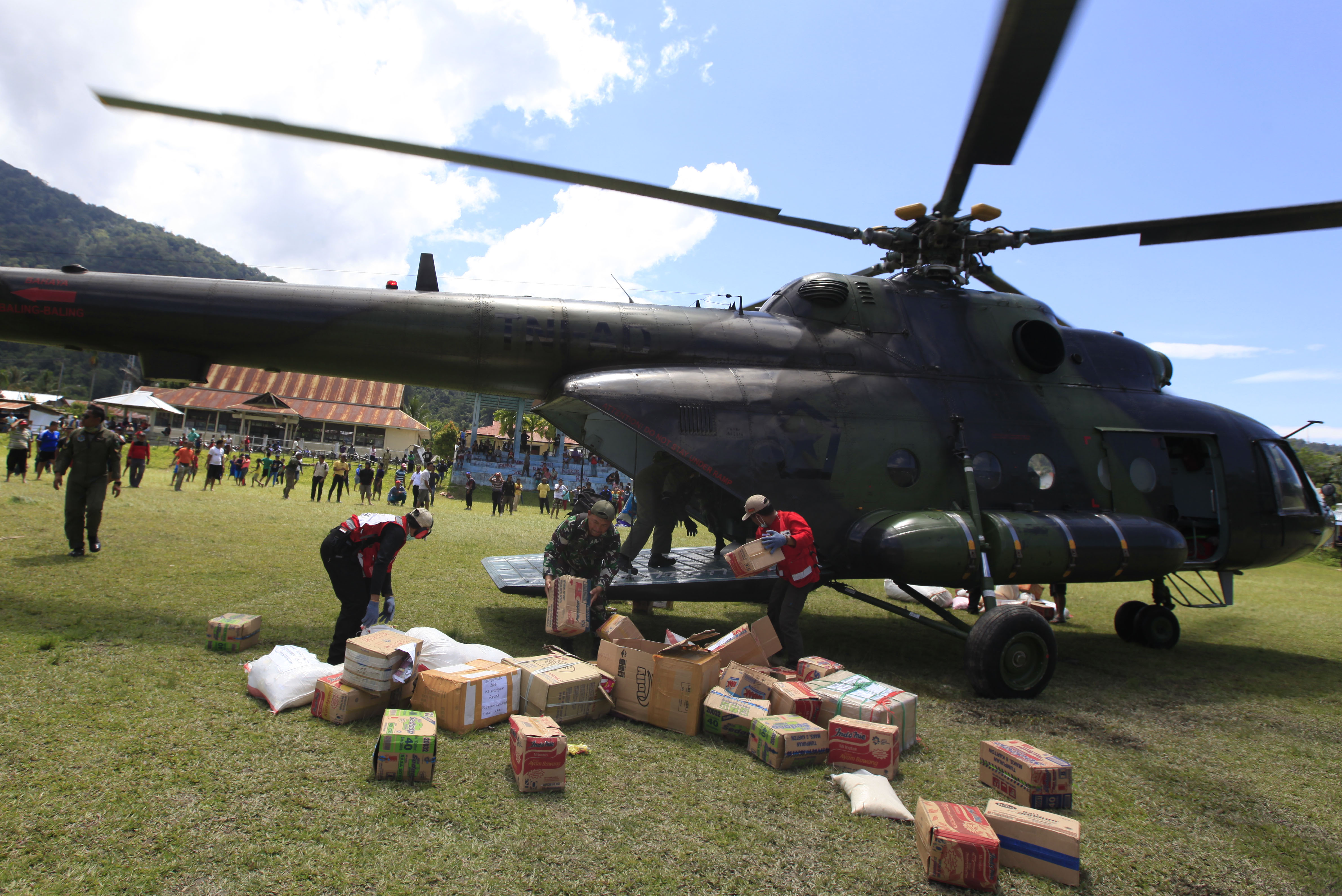 Tim gabungan menurunkan bantuan dari helikopter MI-17 V5 untuk korban gempa, tsunami, dan likuifaksi di Sulawesi Tengah, Senin (8/10/2