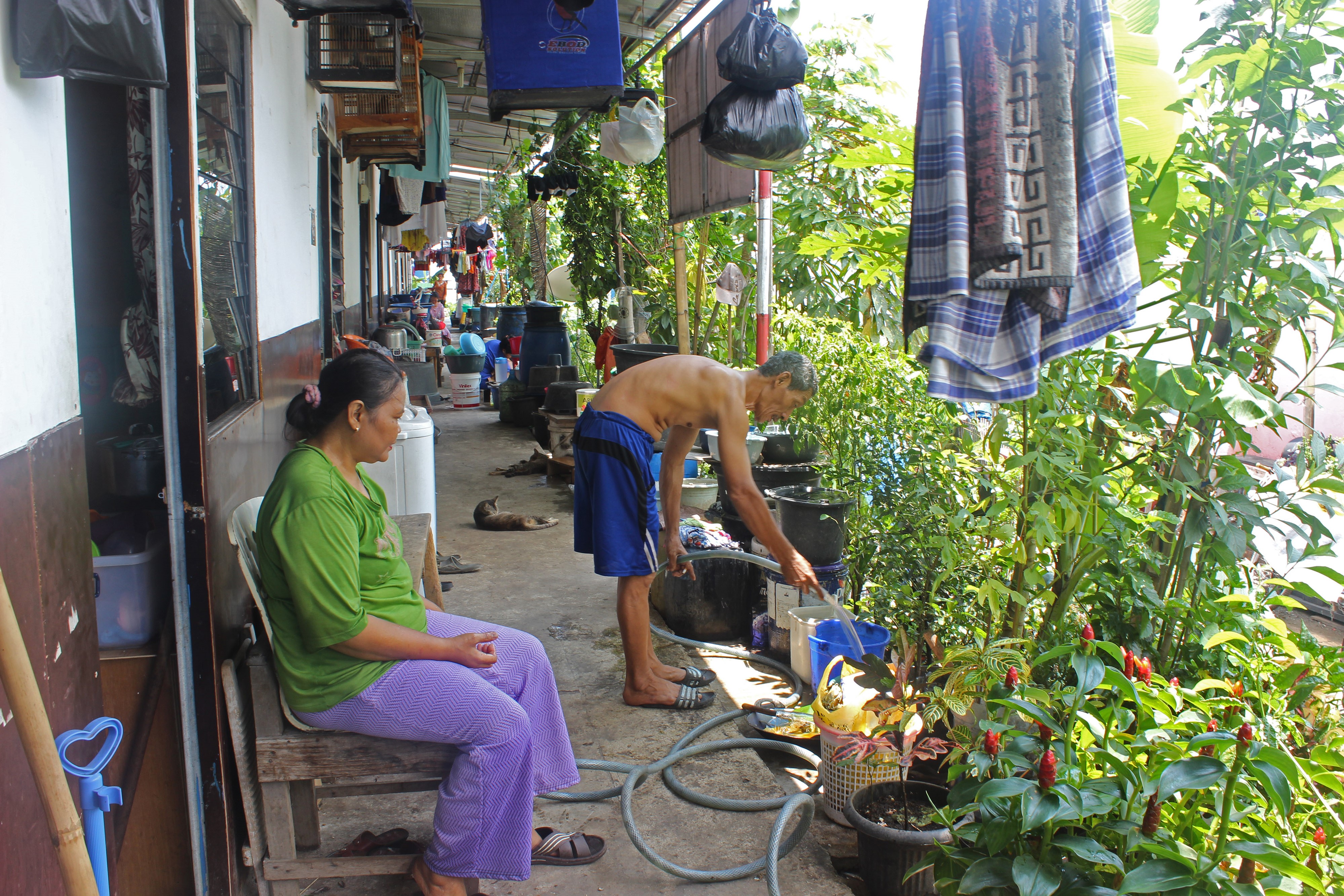 Warga beraktivitas di hunian sementara di Kampung Akuarium, Jakarta, Selasa (26/3/2019).