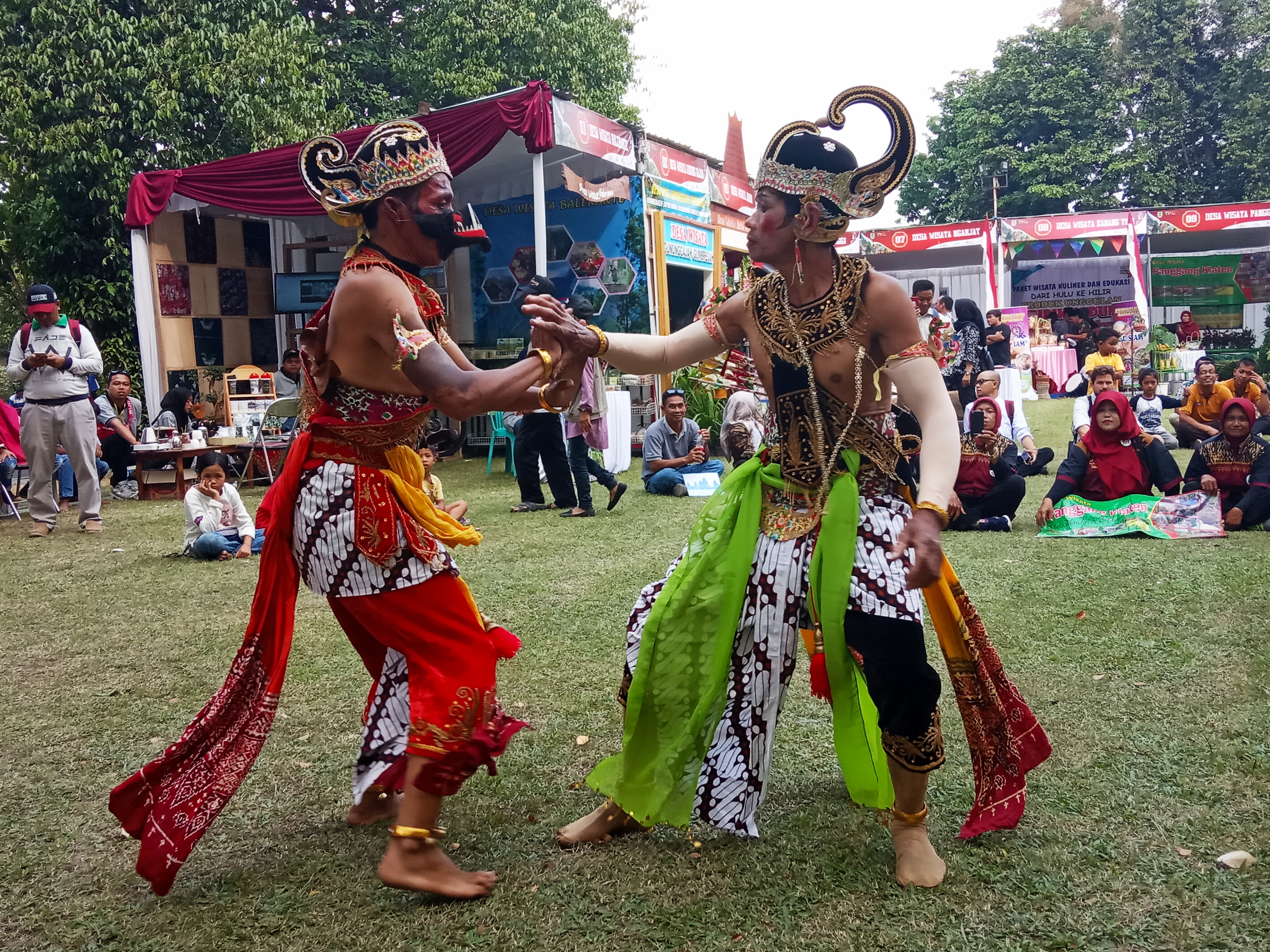 Tampilan potensi seni budaya peserta festival desa wisata Kabupaten Klaten, Minggu (23/6). 