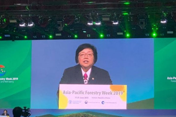 Menteri Lingkungan Hidup dan Kehutanan Siti Nurbaya saat menjadi panelis pada diskusi interaktif bertajuk “Forest for Peace and Well-Being