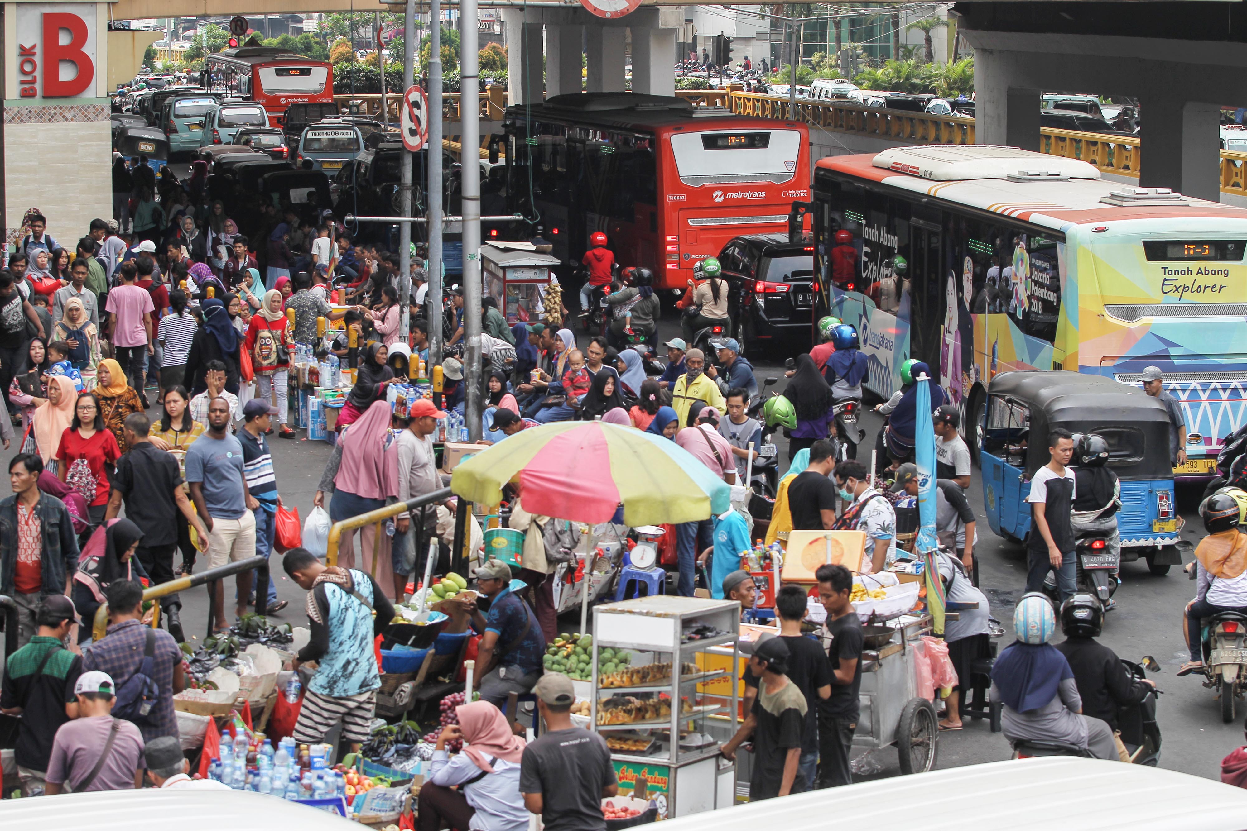 Parkir liar dan pedagang kaki lima sebabkan kemacetan lalu lintas yang terjadi di kawasan pasar Tanah Abang