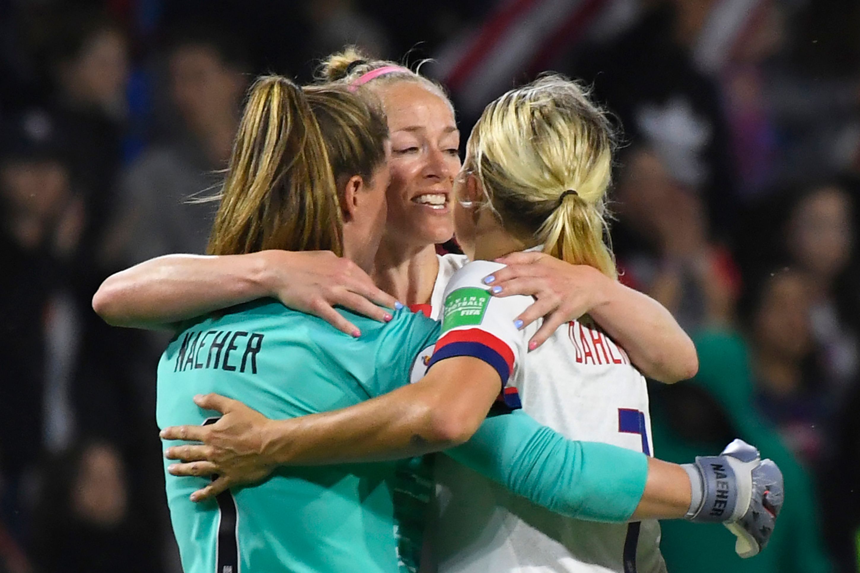 Para pemain AS merayakan kemenangan mereka atas Swedia.