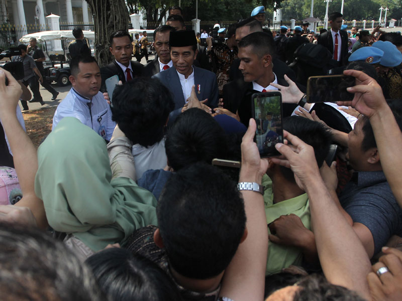 Presiden Joko Widodo (Jokowi) menemui warga untuk berswafoto di depan Istana Negara, Jakarta.