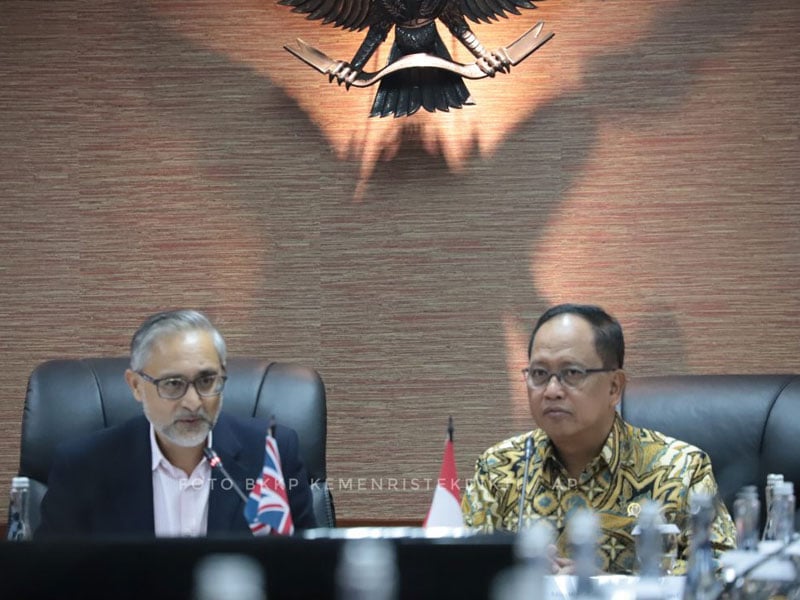 Menristekdikti  Mohamad Nasir dan Duta Besar Inggris untuk Indonesia Moazzam Malik.