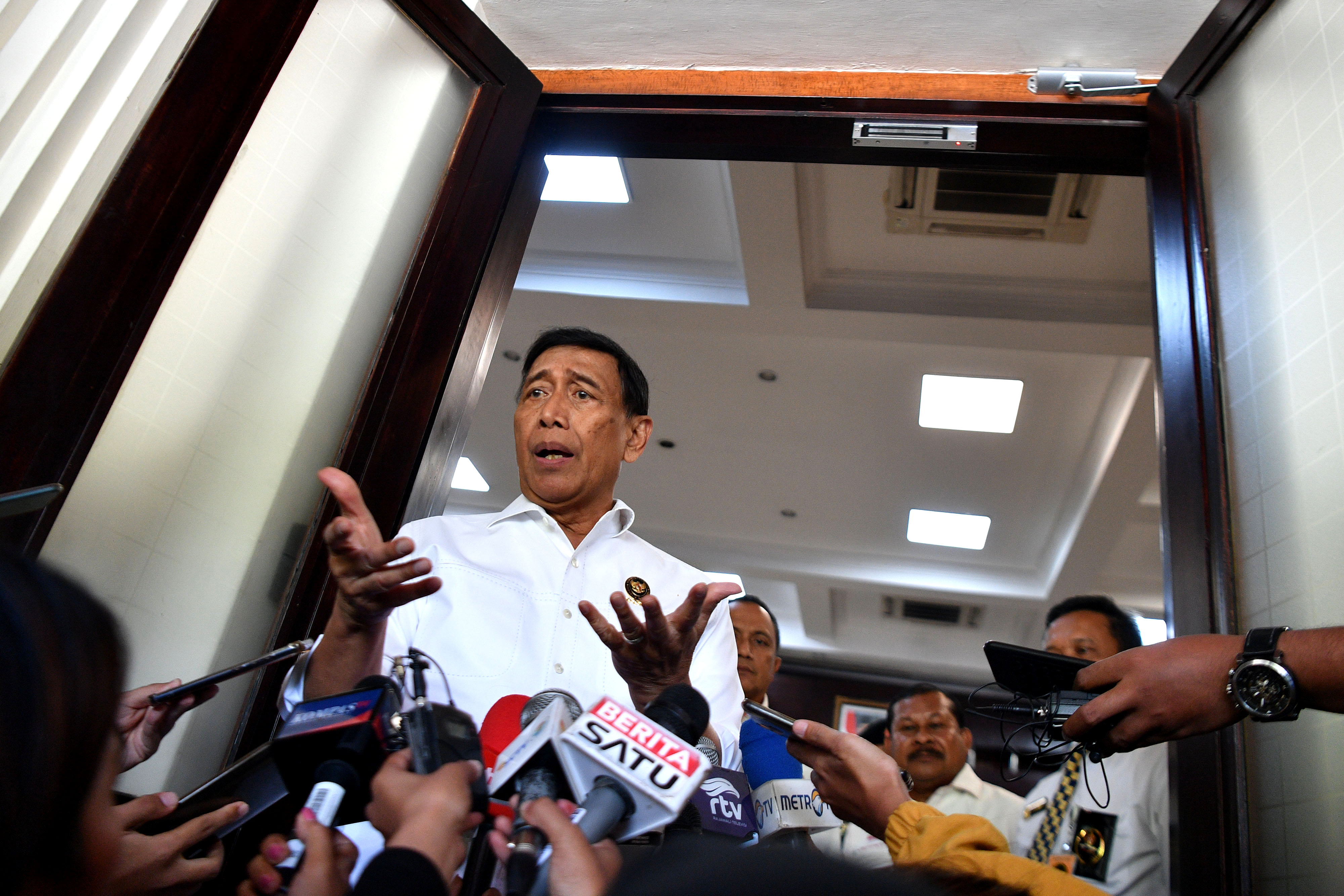 Menteri Koordinator Politik, Hukum, dan Keamanan Wiranto memberikan keterangan pers di Kantor Kemenko Polhukam, Jakarta, Senin (10/6).