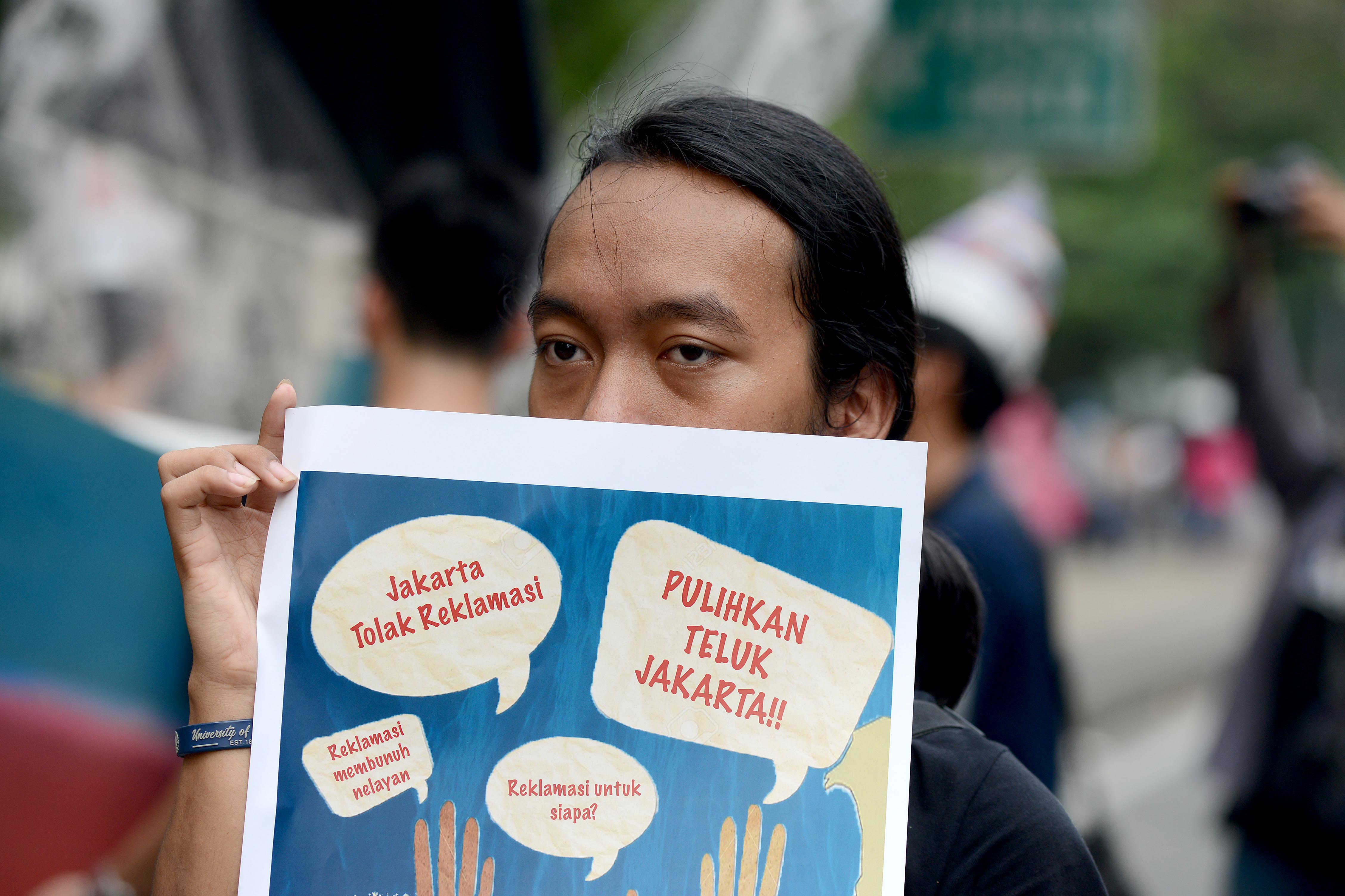 BEM UI menggelar aksi unjuk rasa damai mengkiritik inkonsistensi Gubernur DKI Jakarrta Anies Baswedan terkait pulau reklamasi.