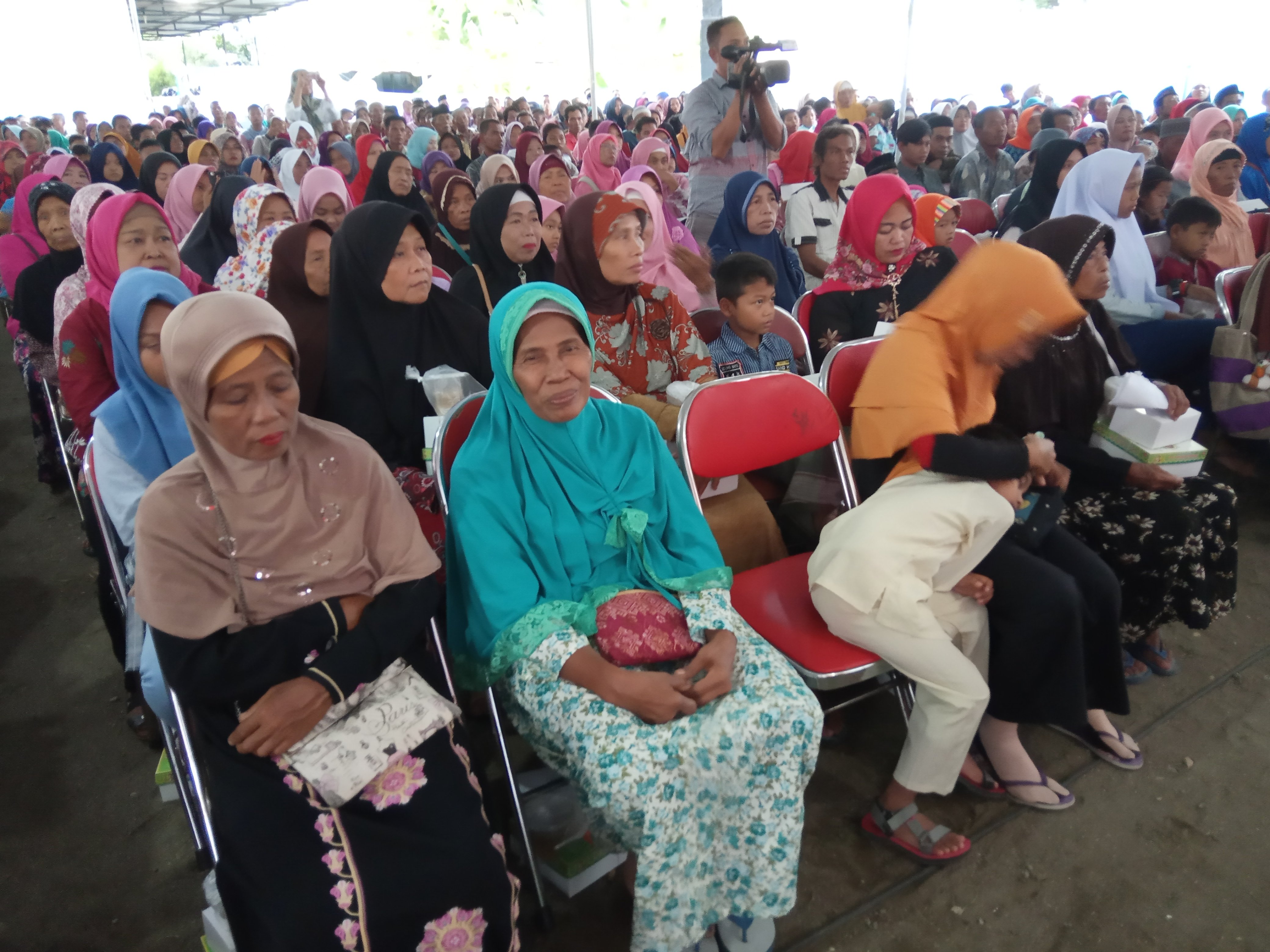 Ratusan  warga miskin dan anak yatim piatu di Klaten, Jawa Tengah, mendapat santunan dari keluarga Bupati Sri Mulyani.