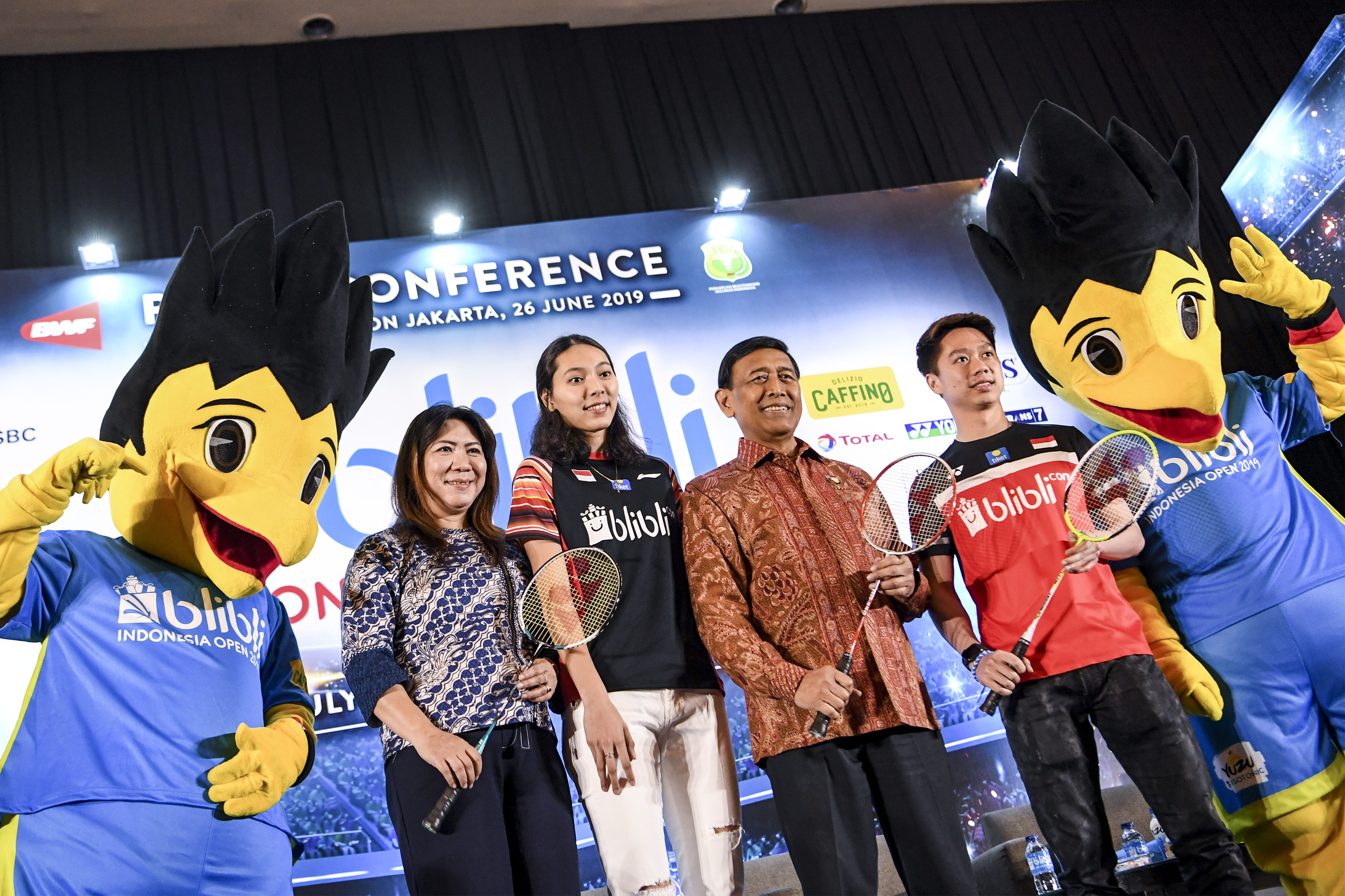 Ketua Umum PP PBSI Wiranto (ketiga kanan) bersama Kepala Bidang Pembinaan dan Prestasi PP PBSI Susy Susanti (kedua kiri), 