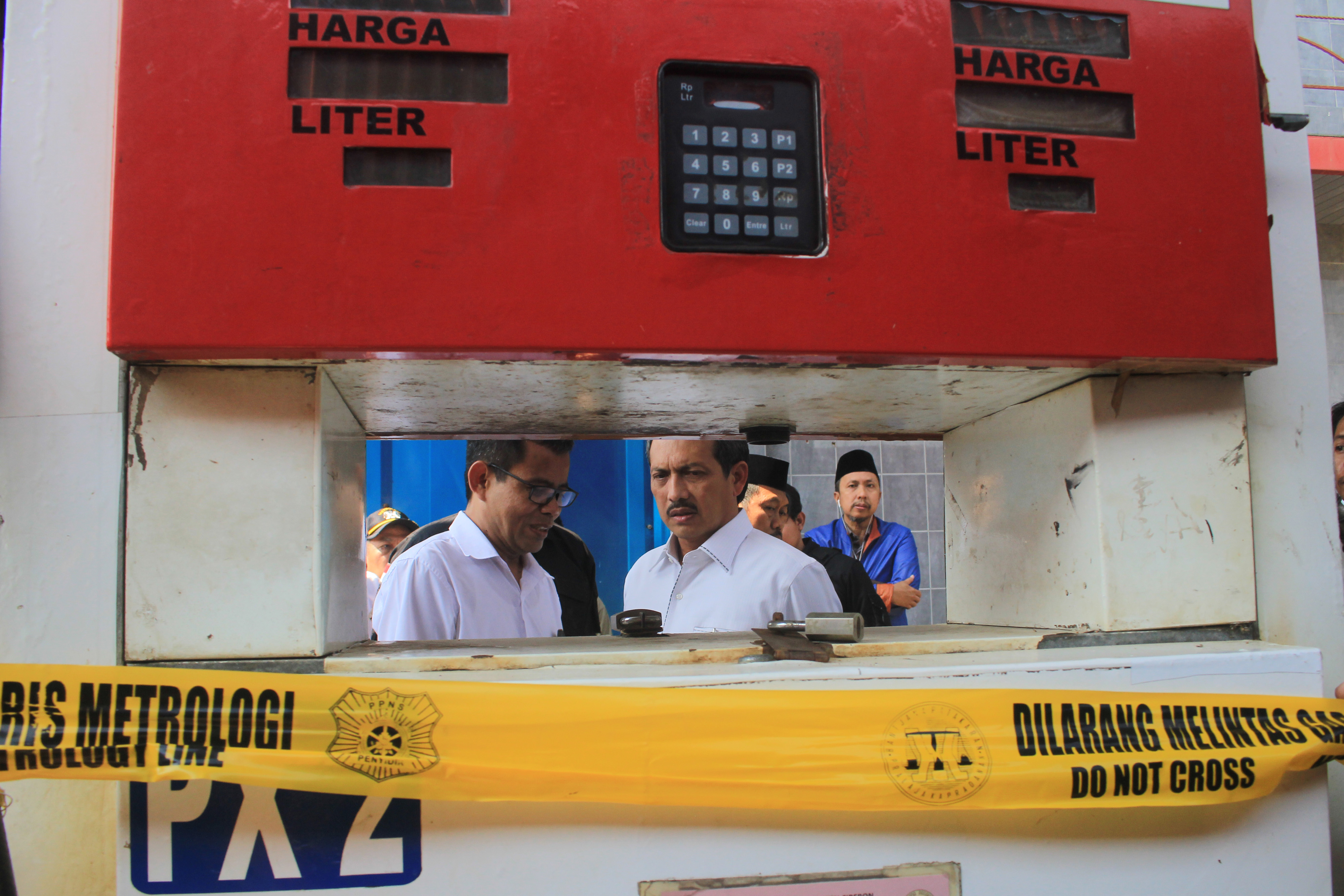 Direktorat Jenderal Perlindungan Konsumen dan Tertib Niaga Kementerian Perdagangan menemukan alat tambahan pada pompa ukur bahan bakar minya