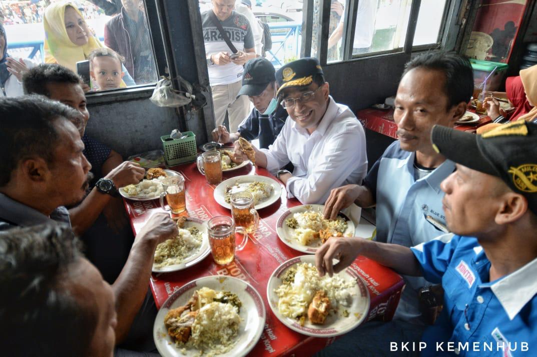 Menhub Budi Karya Sumadi bersilaturahim sembari makan siang bersama pengemudi bus di Terminal Kampung Rambutan, Jakarta Timur, Kamis (6/6).