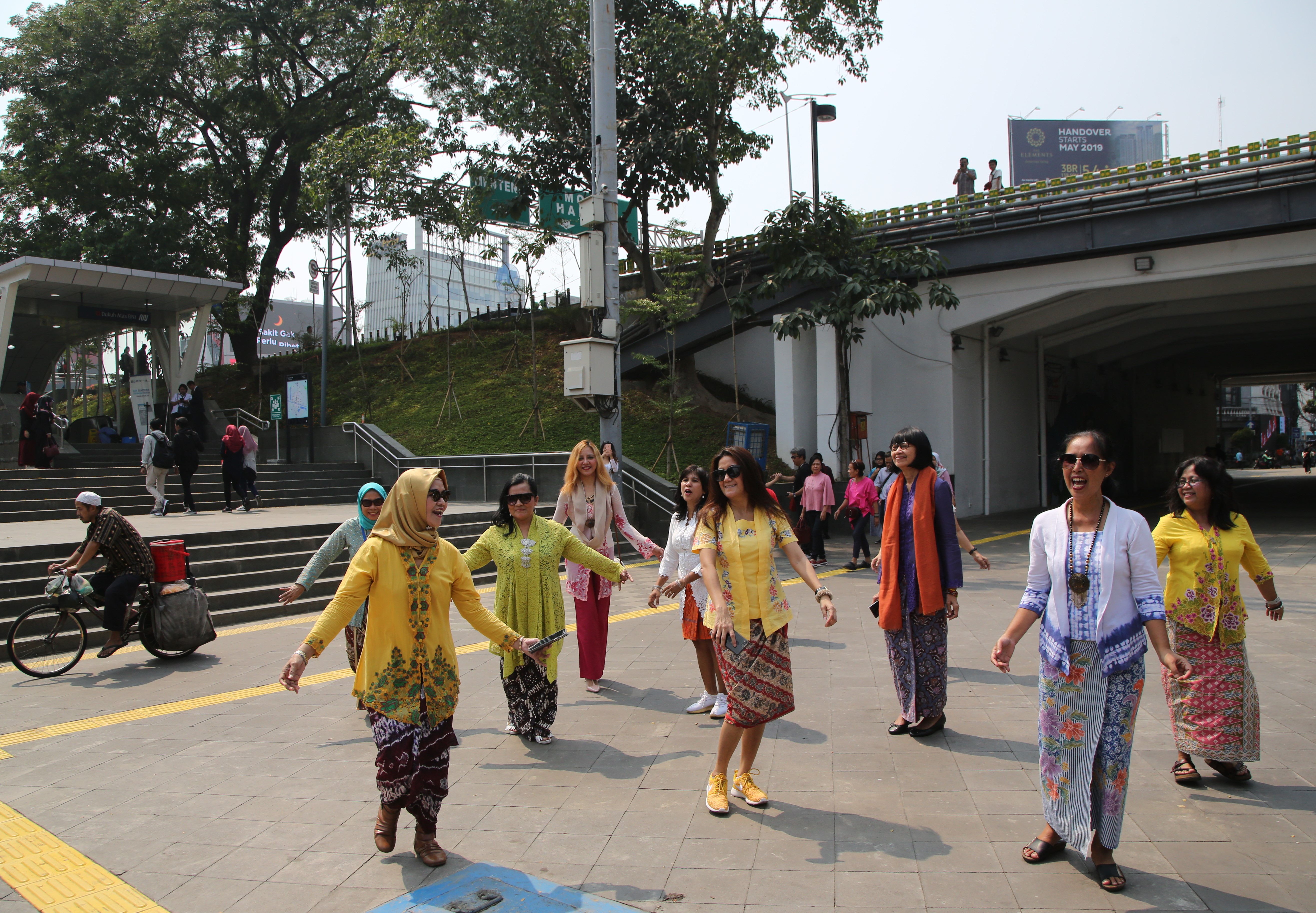 Perempuan menari mengenakan kebaya untuk mengkampanyekan gerakan mengenakan kebaya di hari selasa di kawasan Dukuh Atas, Jakarta, hari ini.