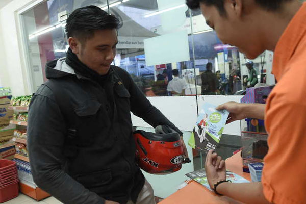 Petugas kasir Bright memberikan informasi produk asuransi t ride. 