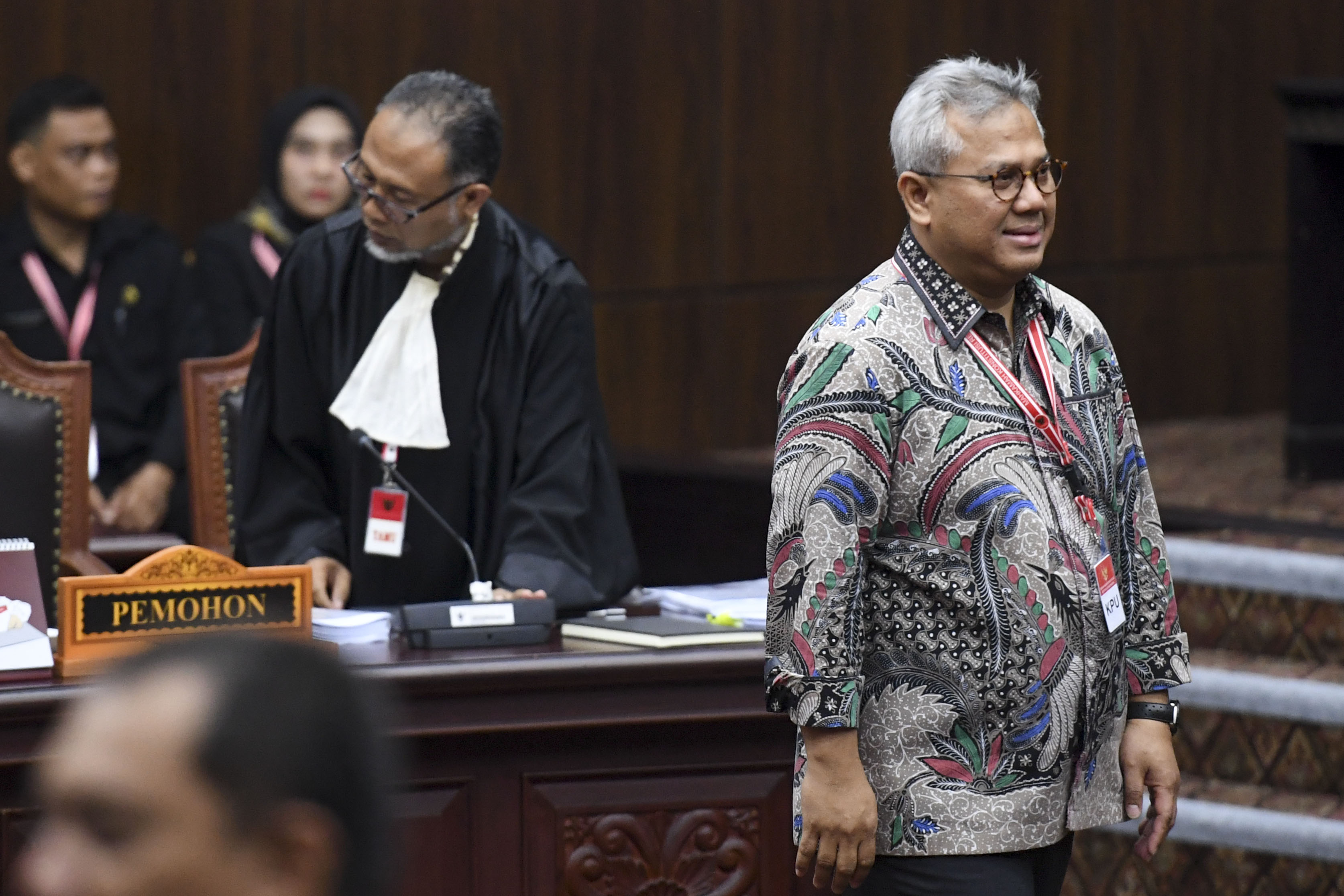 Ketua KPU selaku Termohon Arief Budiman (kanan) di Mahkamah Konstitusi, Jakarta, Jumat (14/6/2019). 