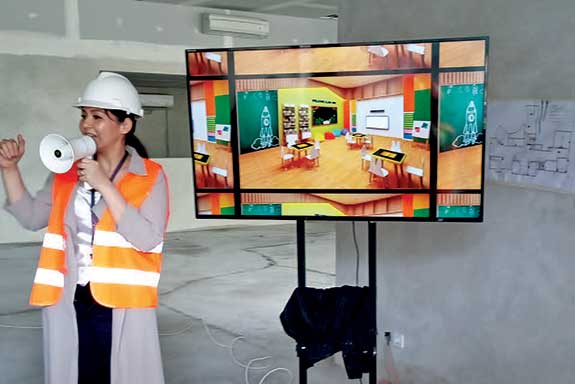 Kak Yulianti Gunawan, CEO Kidventure Academy, sedang menjelaskan setiap ruangan