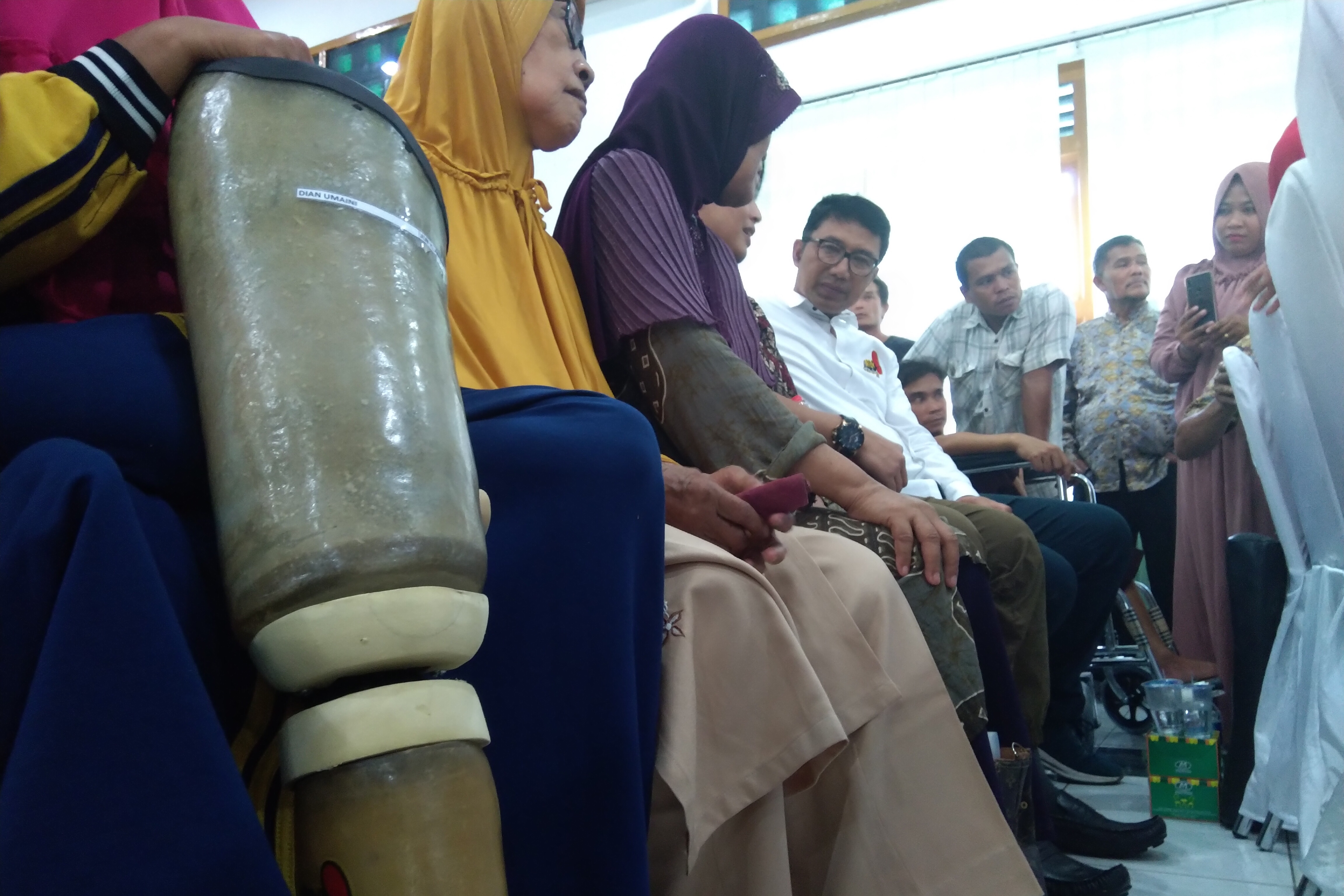 Yayasan Kick Andy dan Kodam I Bagikan Kaki Palsu di Medan
